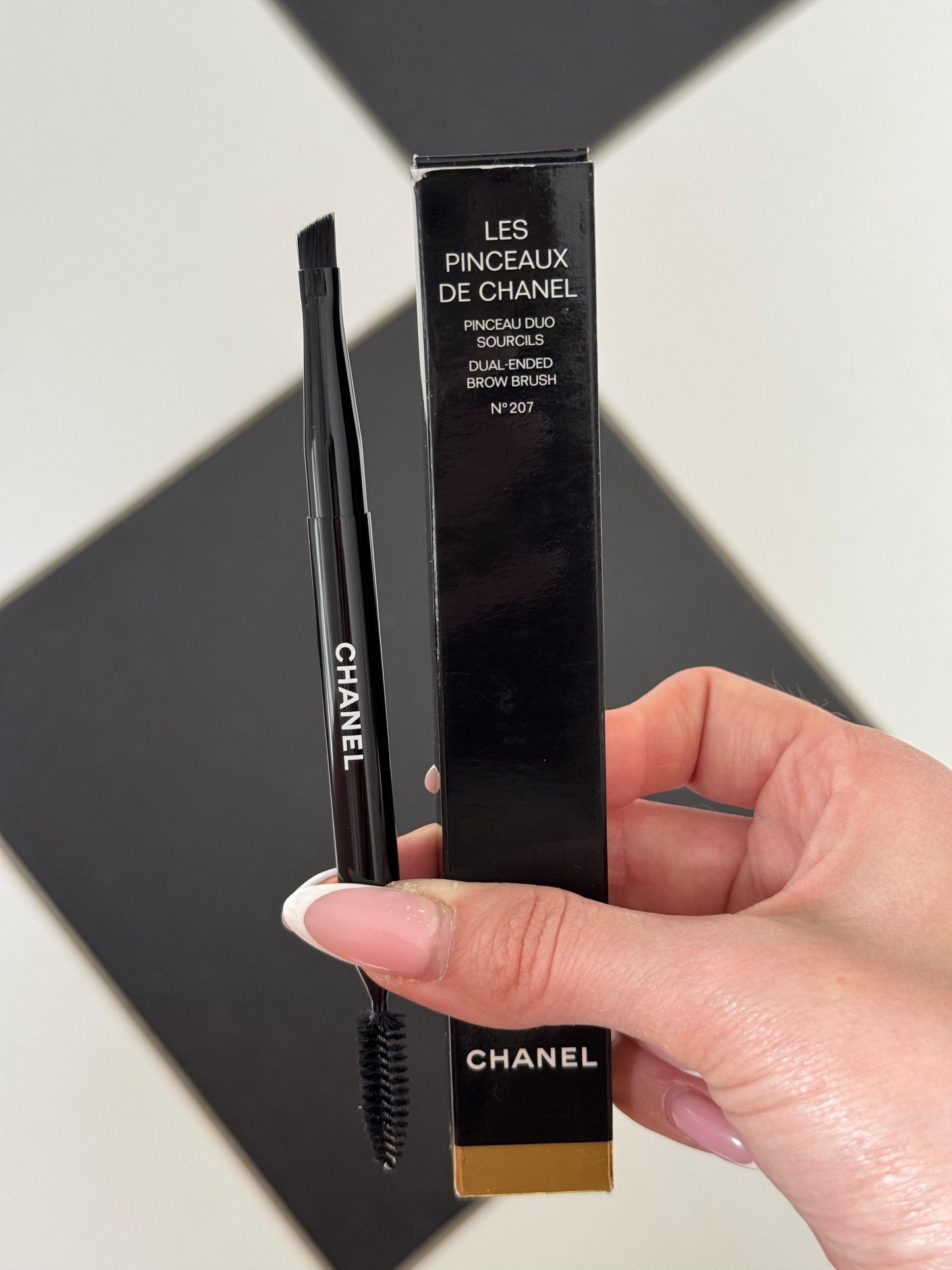 CHANEL Les Pinceaux De Chanel
Dual-Ended Brow Brush N°207