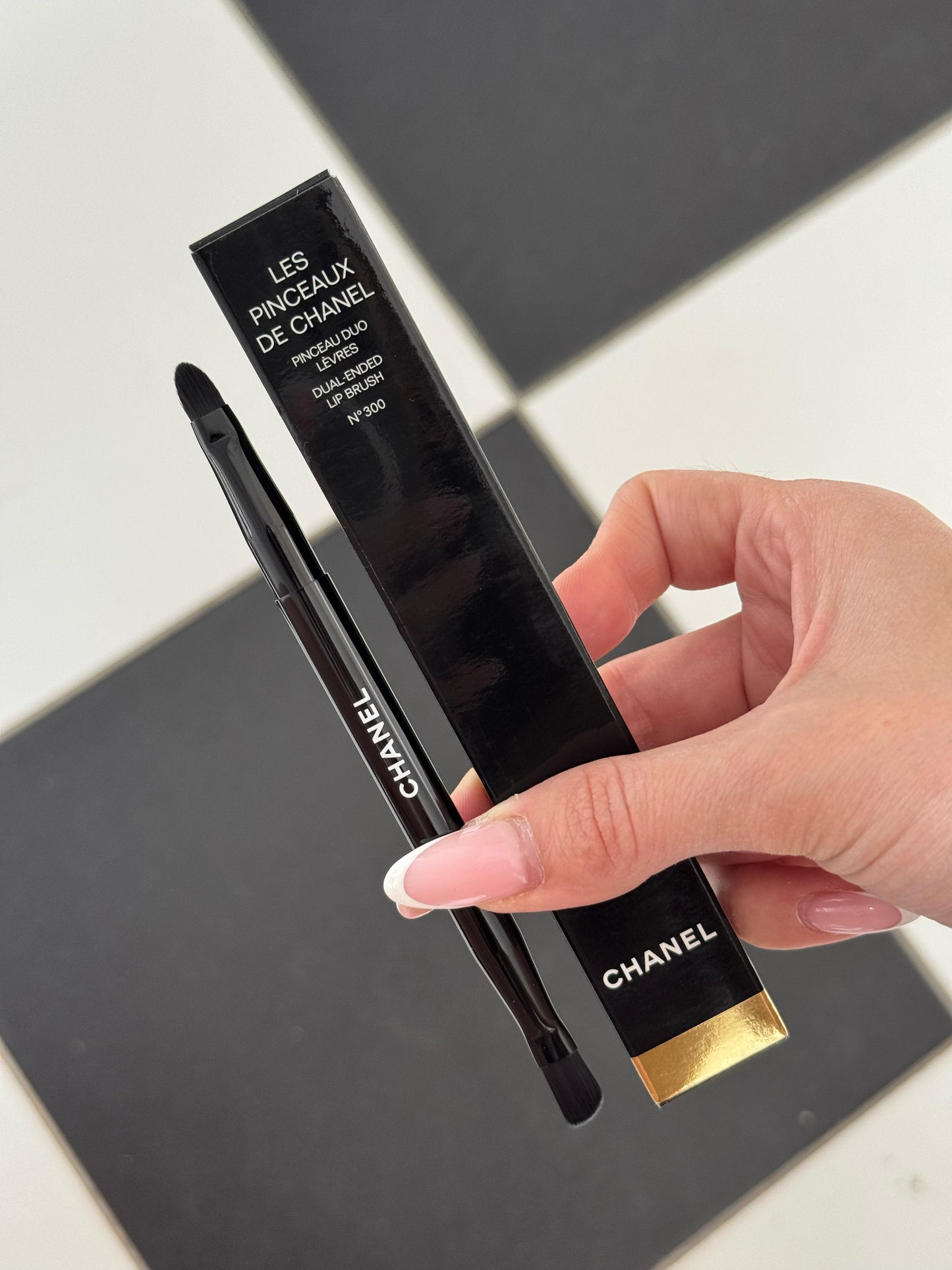 CHANEL Les Pinceaux De Chanel
Dual-Ended Lip Brush N°300