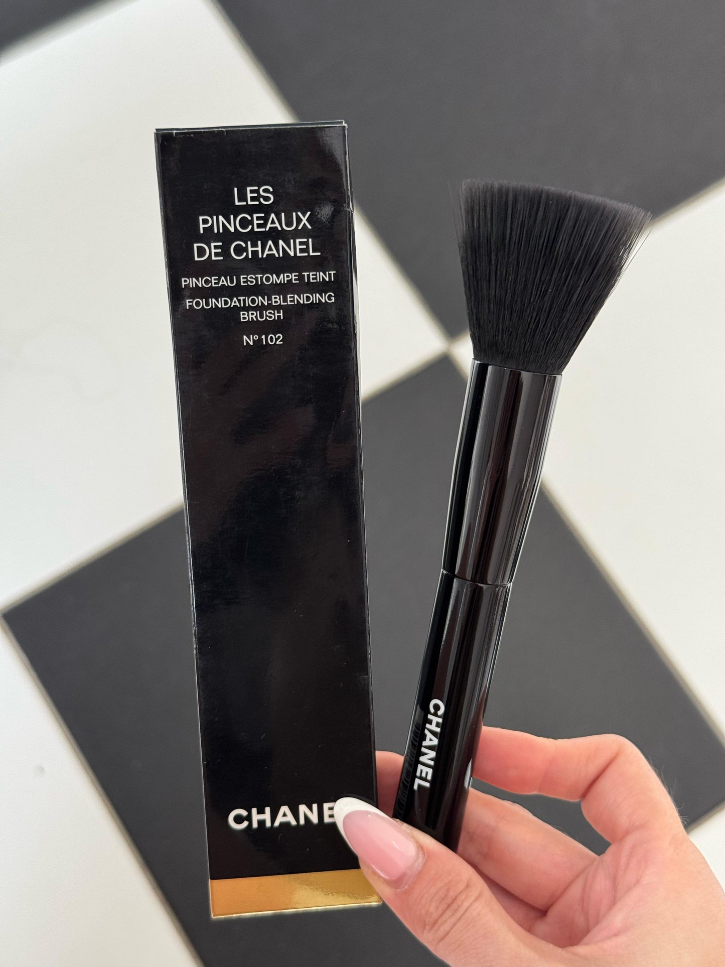 CHANEL Les Pinceaux De Chanel N°102
Fluid Foundation-Blending Brush