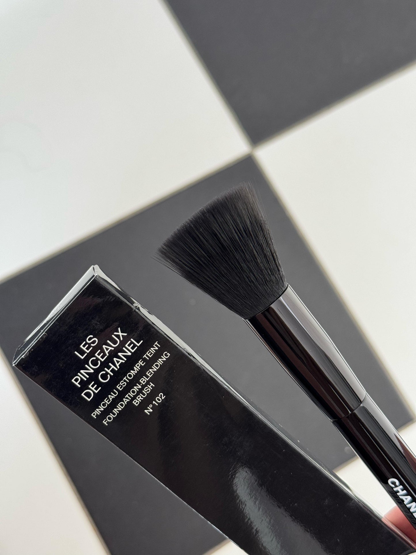 CHANEL Les Pinceaux De Chanel N°102
Fluid Foundation-Blending Brush