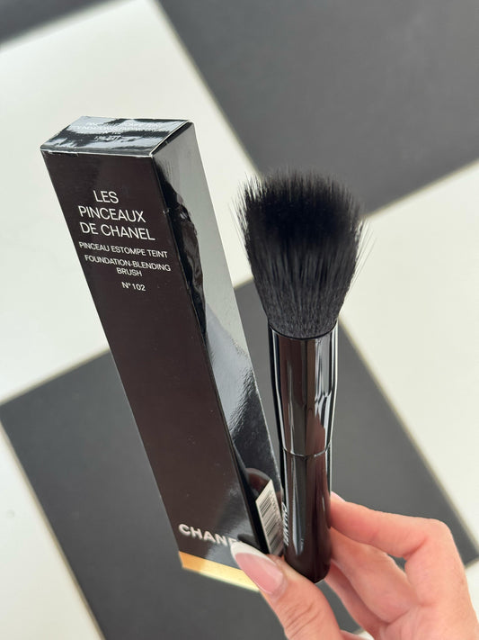 CHANEL Les Pinceaux De Chanel N°102
Fluid Foundation-Blending Brush