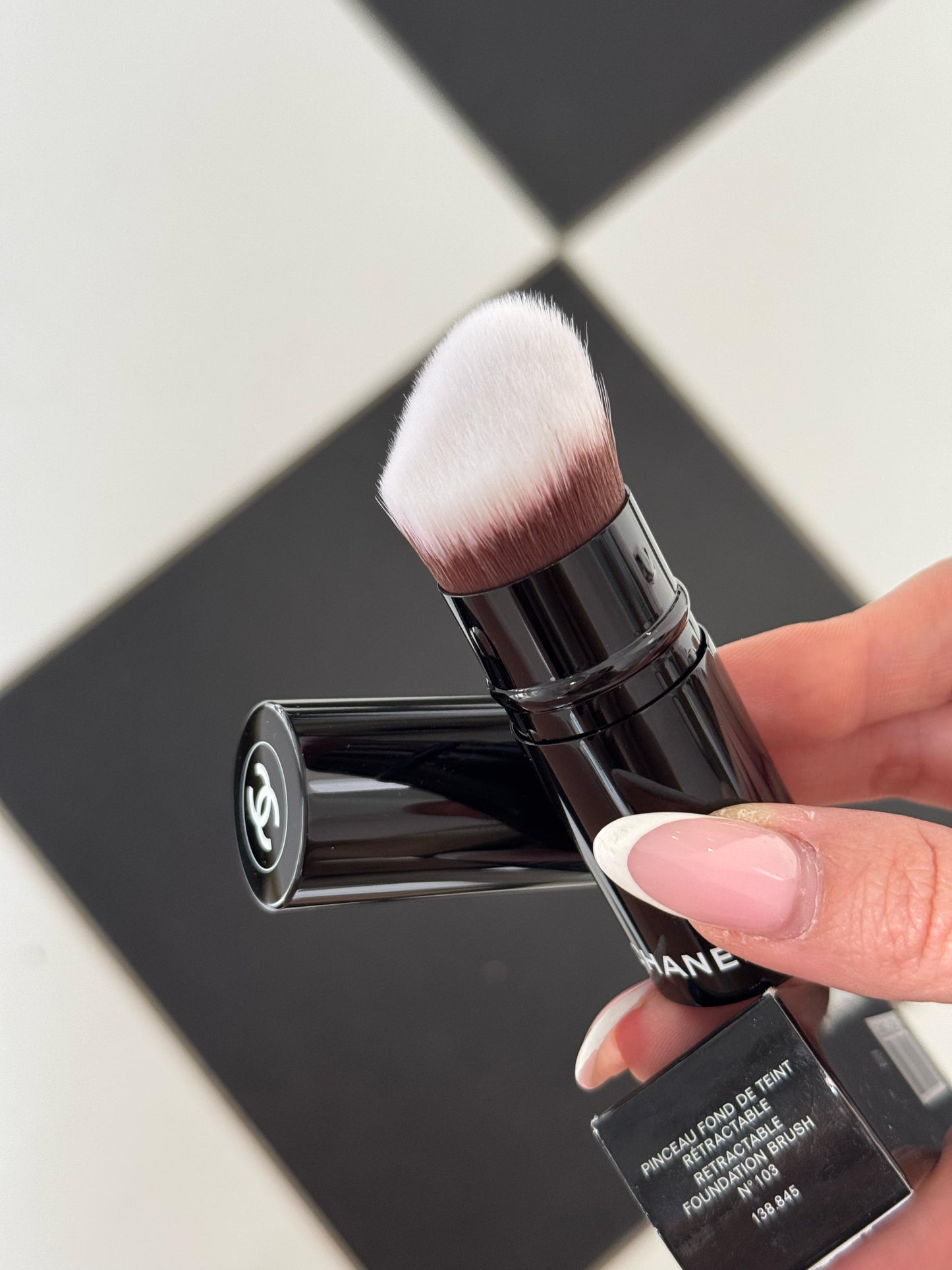 CHANEL Les Pinceaux De Chanel
Retractable Foundation Brush N°103