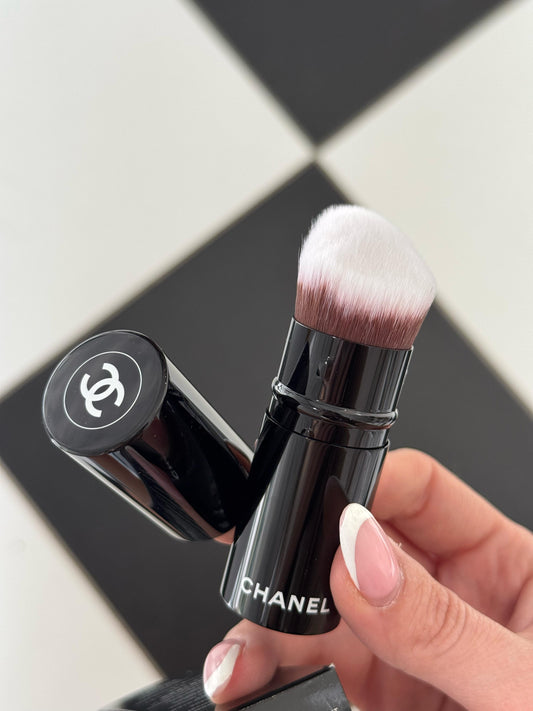 CHANEL Les Pinceaux De Chanel
Retractable Foundation Brush N°103