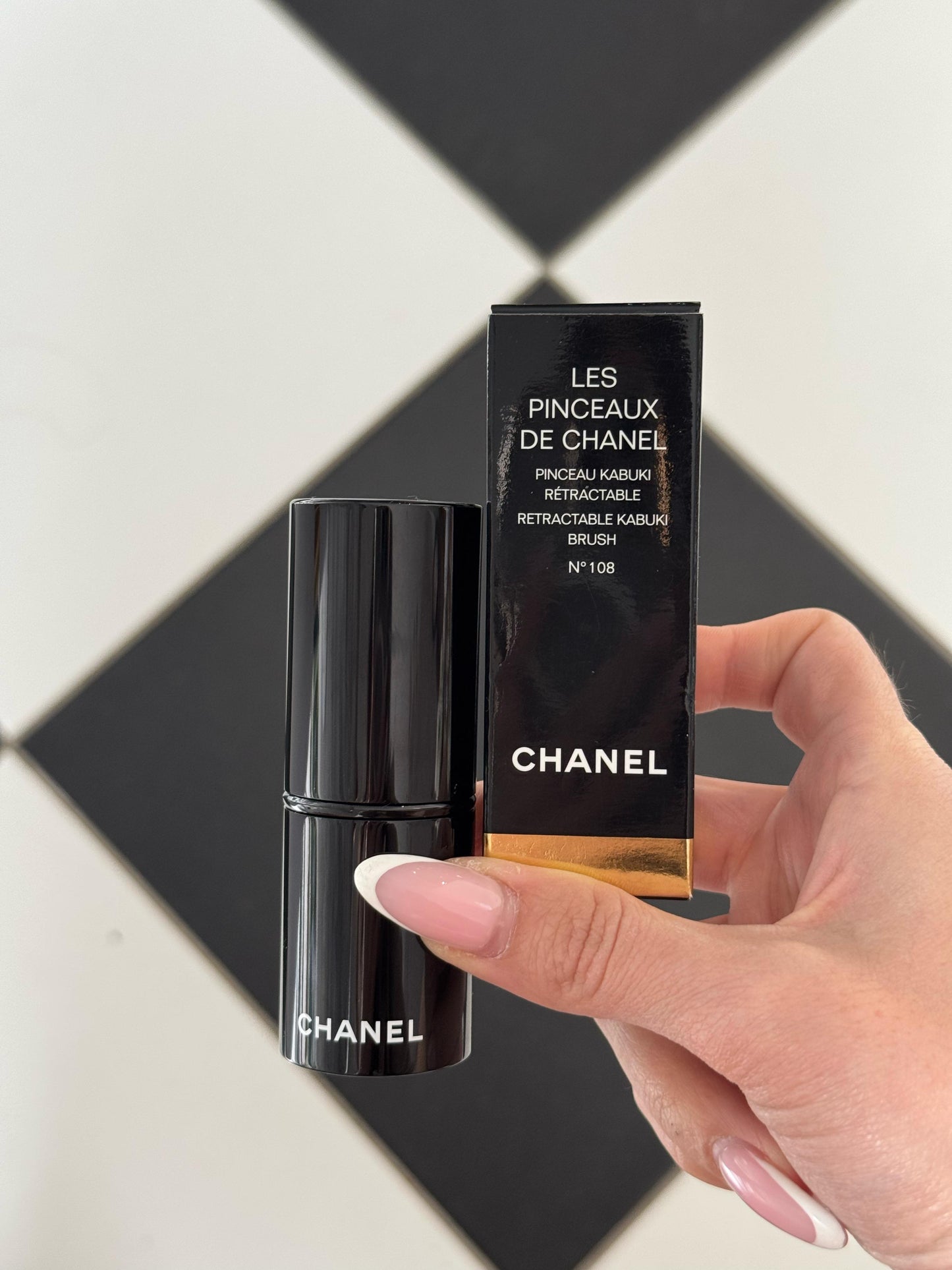 CHANEL Les Pinceaux De Chanel
Retractable Kabuki Brush N°108