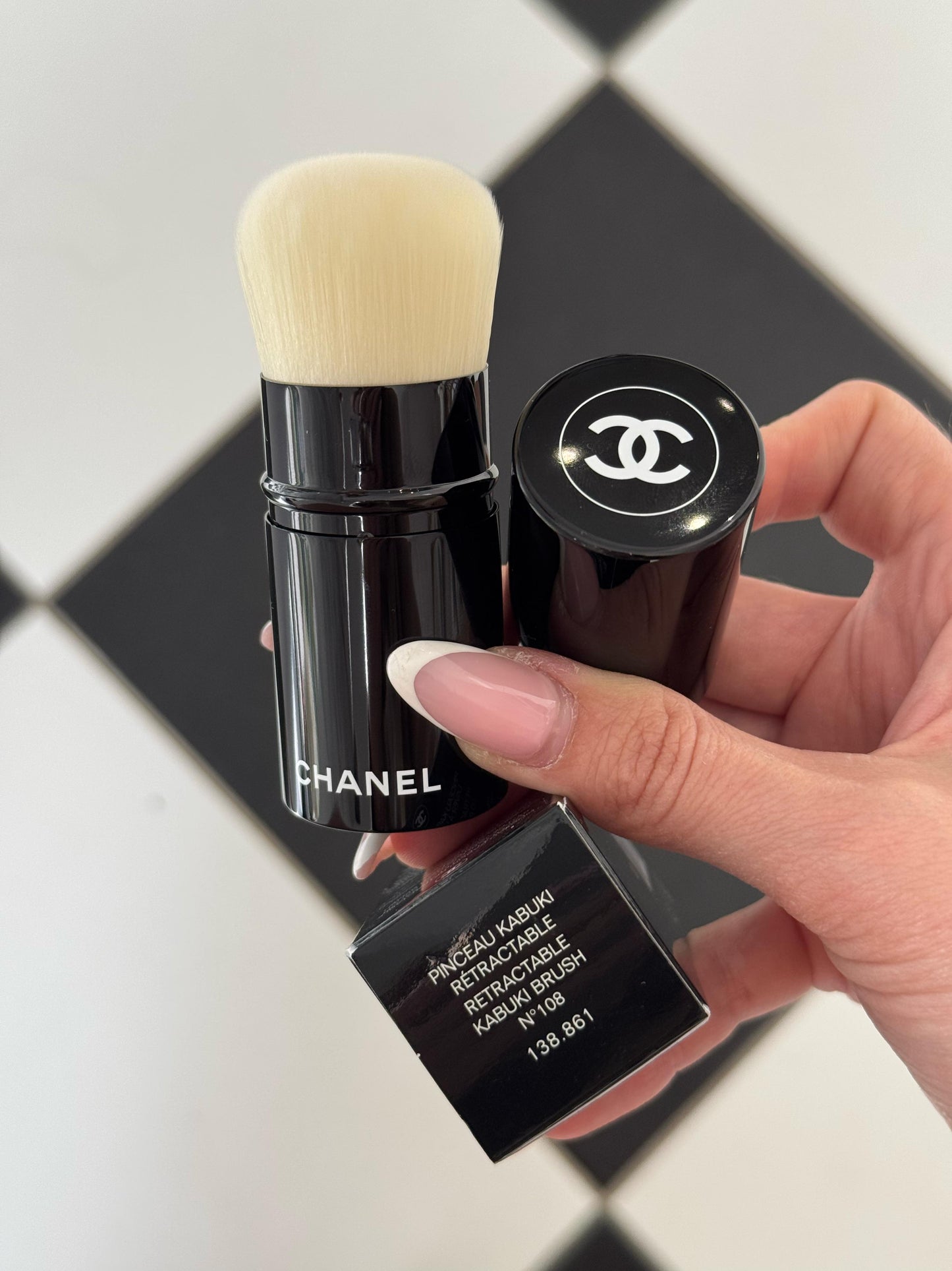 CHANEL Les Pinceaux De Chanel
Retractable Kabuki Brush N°108