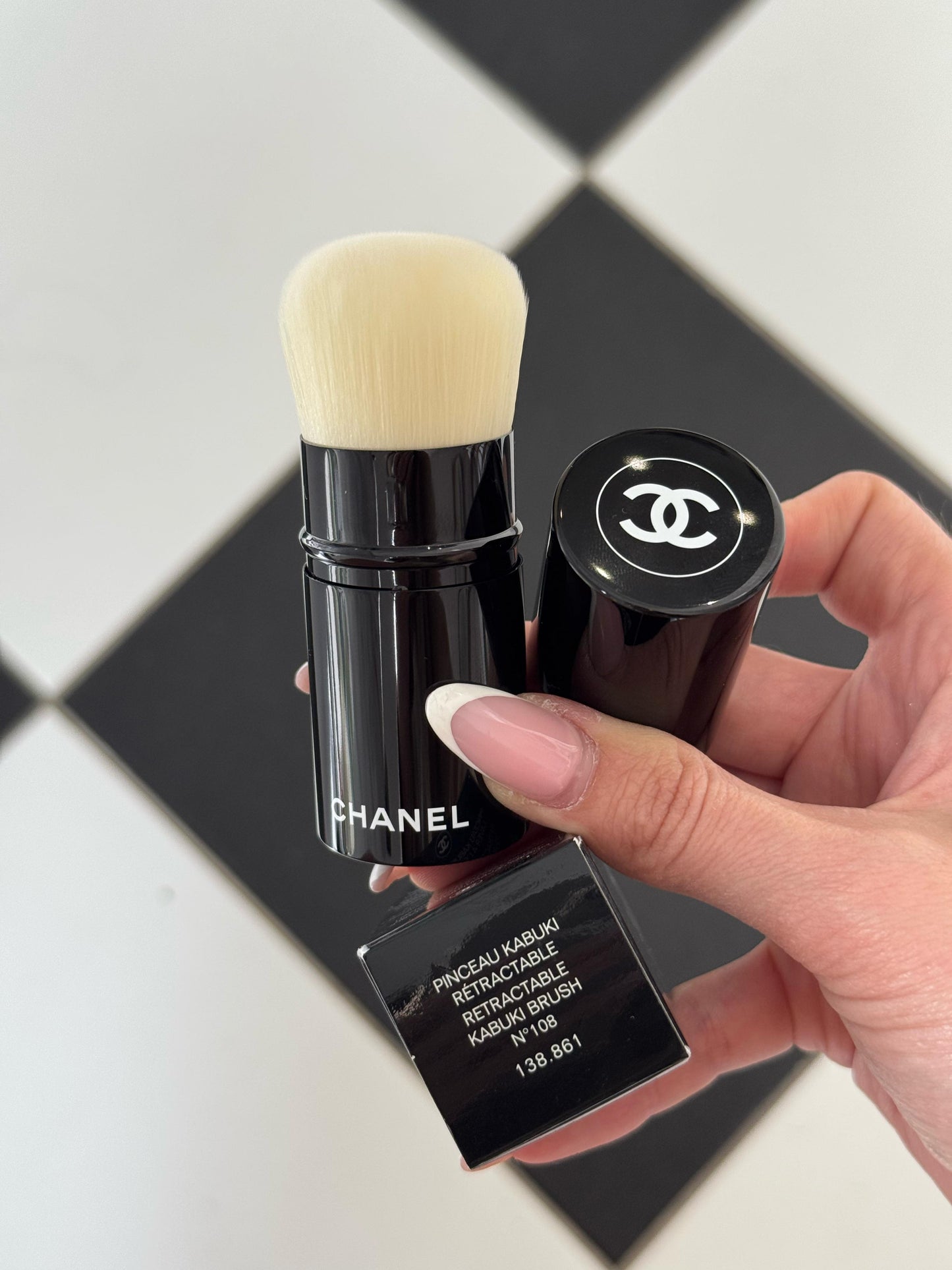 CHANEL Les Pinceaux De Chanel
Retractable Kabuki Brush N°108