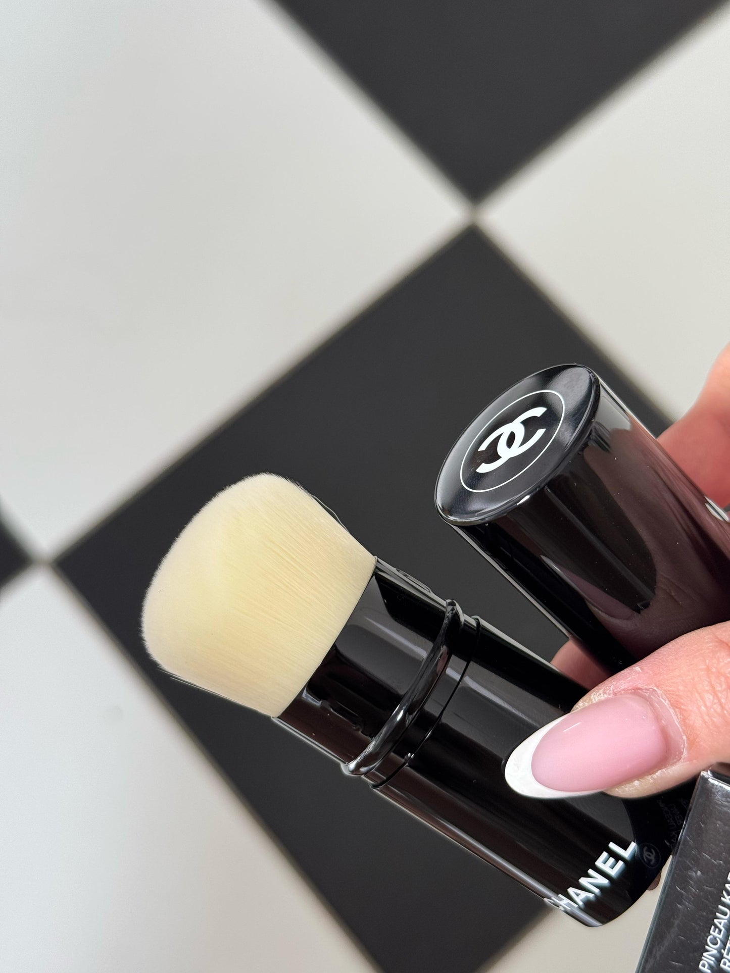 CHANEL Les Pinceaux De Chanel
Retractable Kabuki Brush N°108