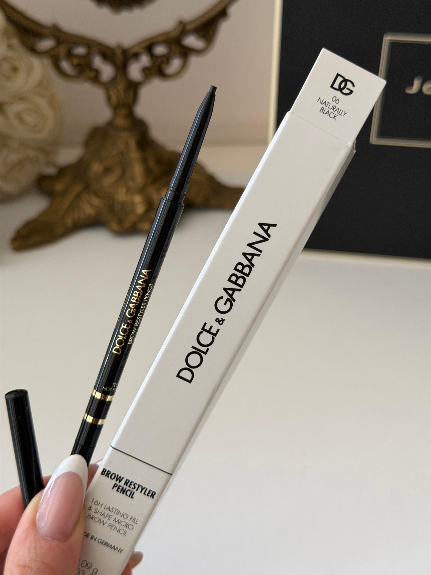 DOLCE&GABBANA Brow Restyler Pencil (06)
16H Lasting Fill & Shape Micro Brow Pencil