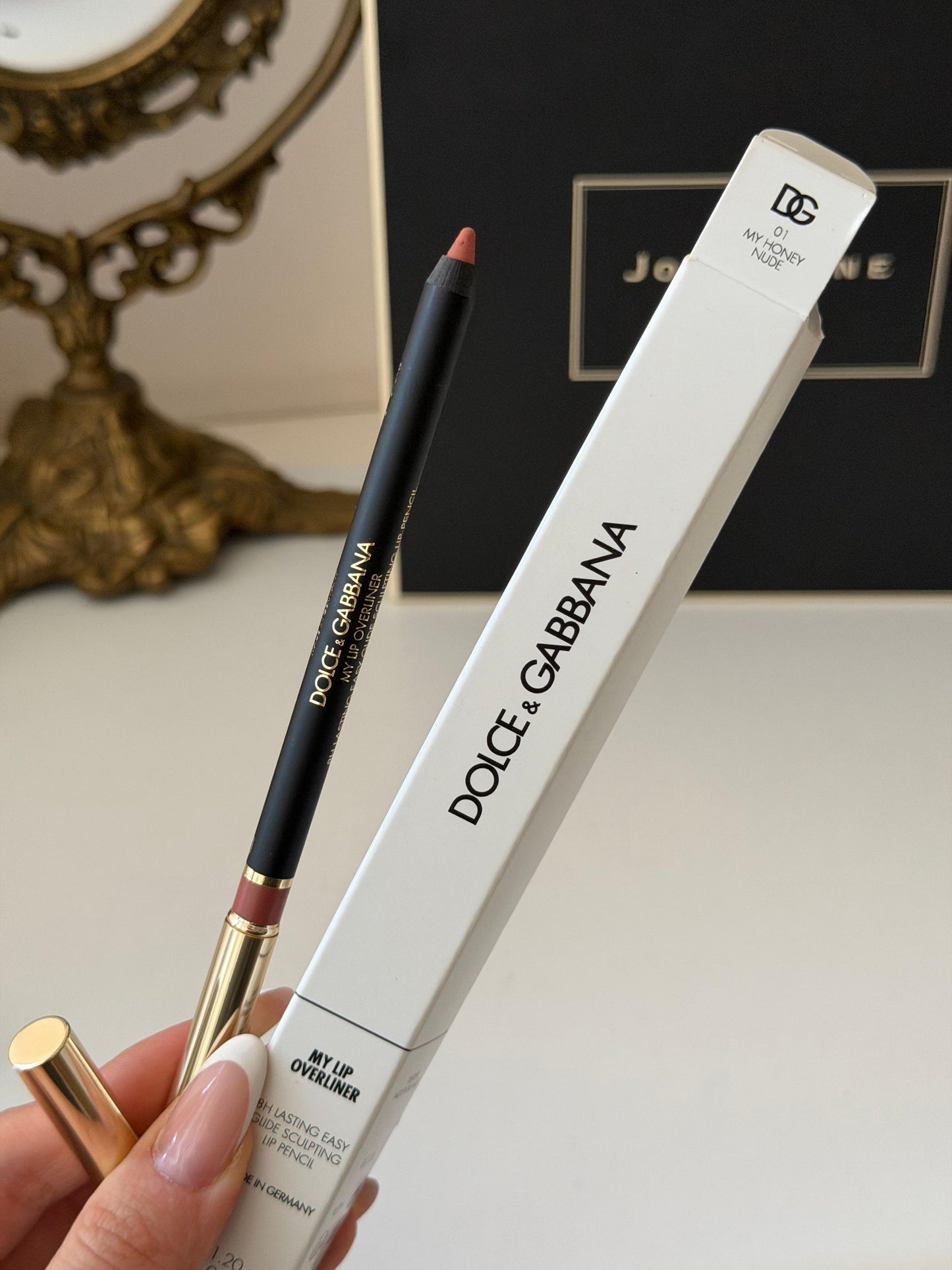 DOLCE&GABBANA My Lip Overliner
8H Lasting Easy Glide Sculpting Lip Pencil (01)