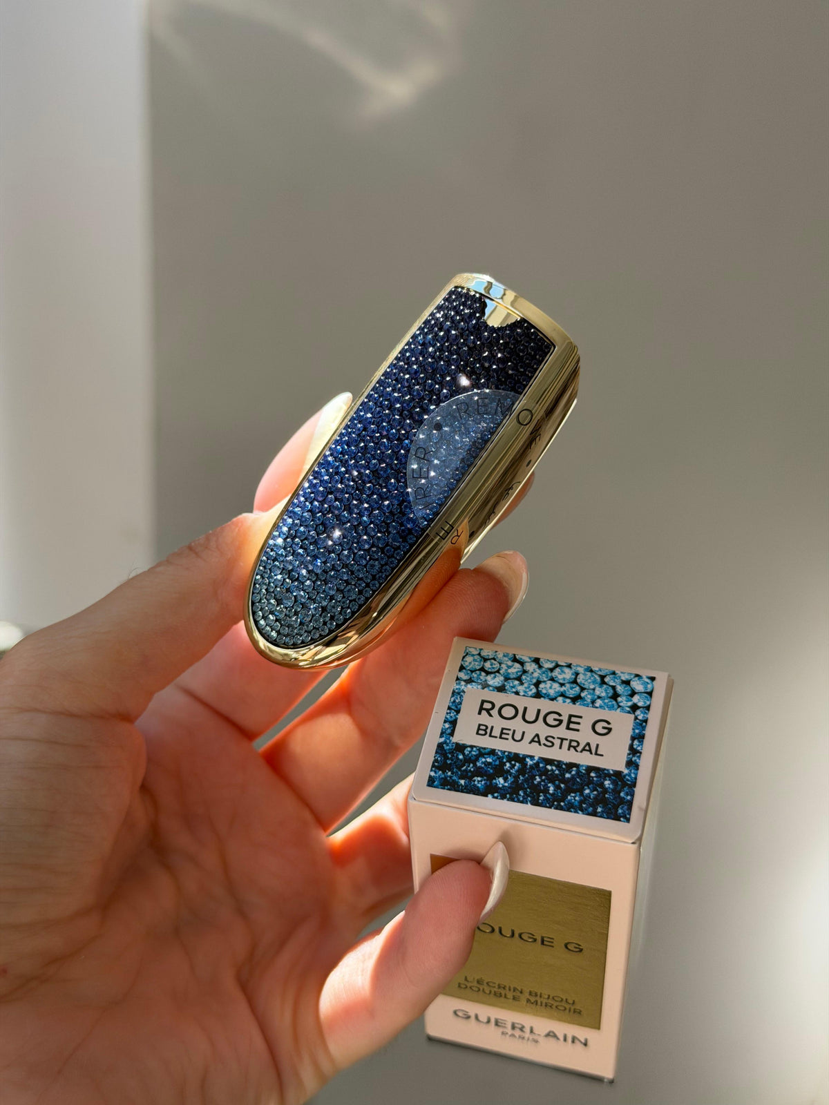GUERLAIN Rouge G - Bleu Astral
The Double Mirror Jewel Case