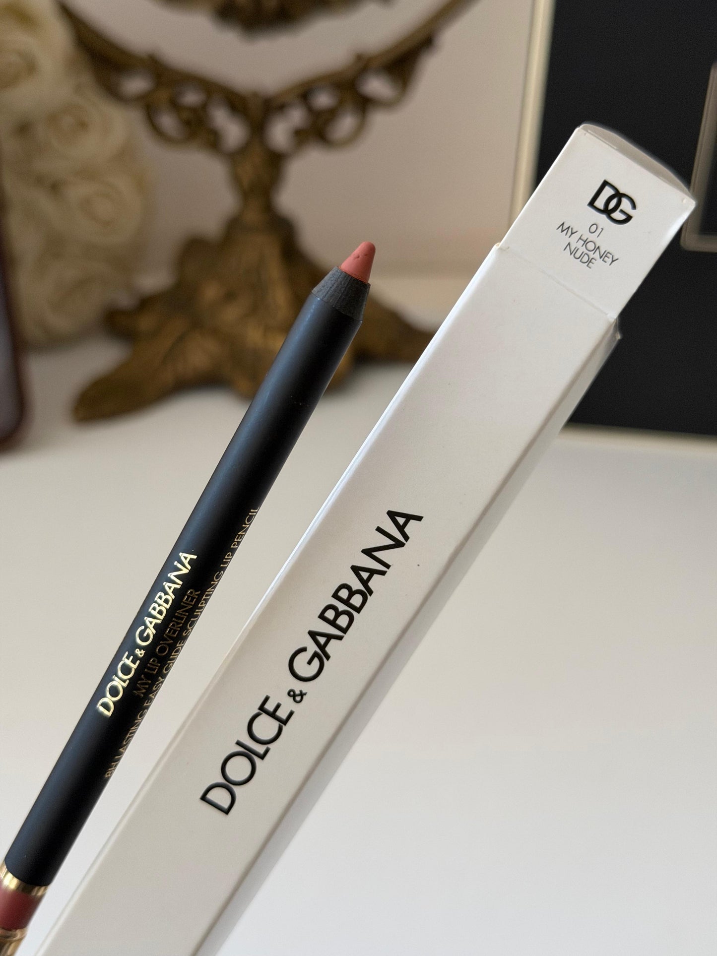 DOLCE&GABBANA My Lip Overliner
8H Lasting Easy Glide Sculpting Lip Pencil (01)