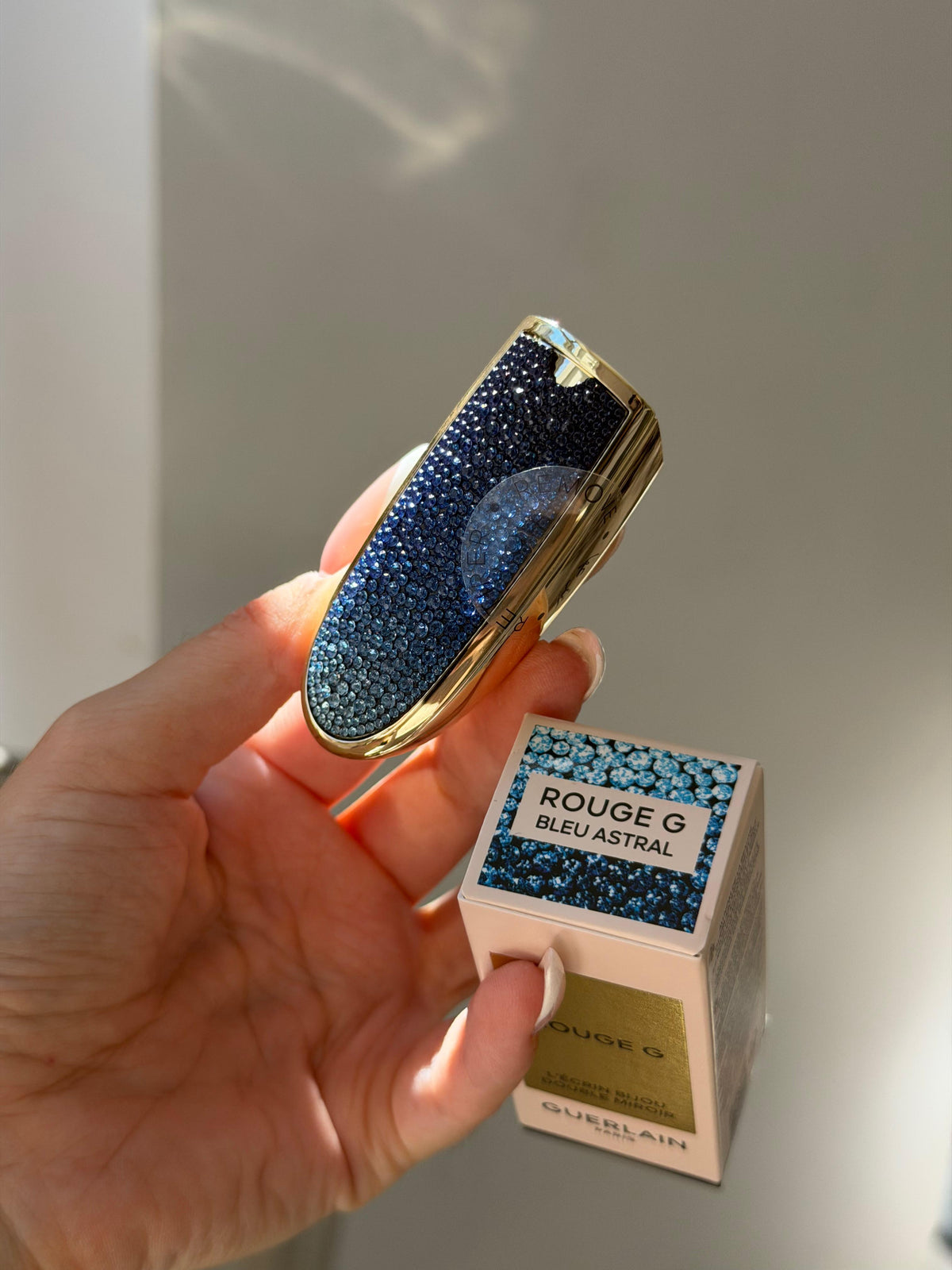 GUERLAIN Rouge G - Bleu Astral
The Double Mirror Jewel Case