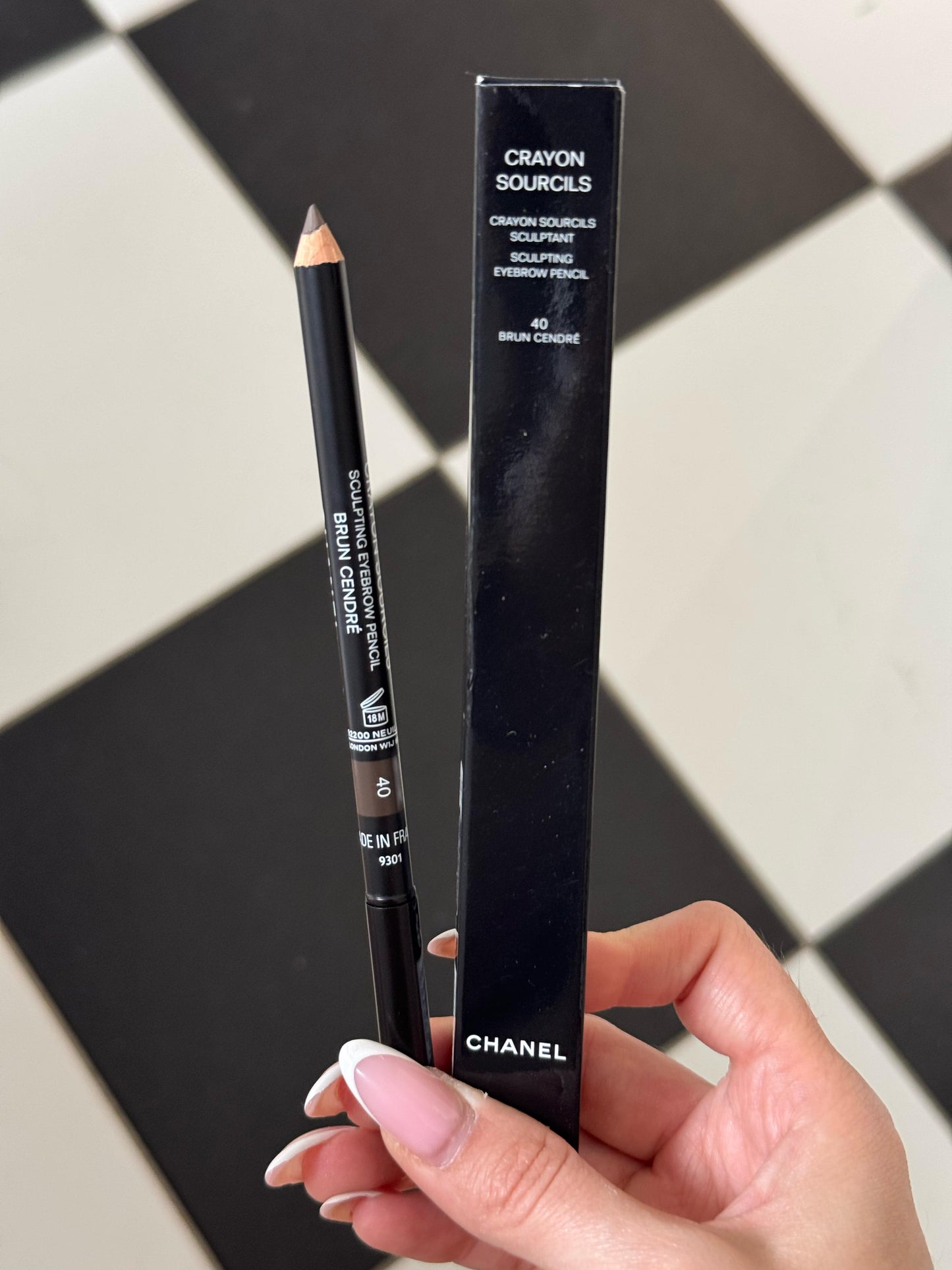 CHANEL Crayon Sourcils
Sculpting Eyebrow Pencil (40)