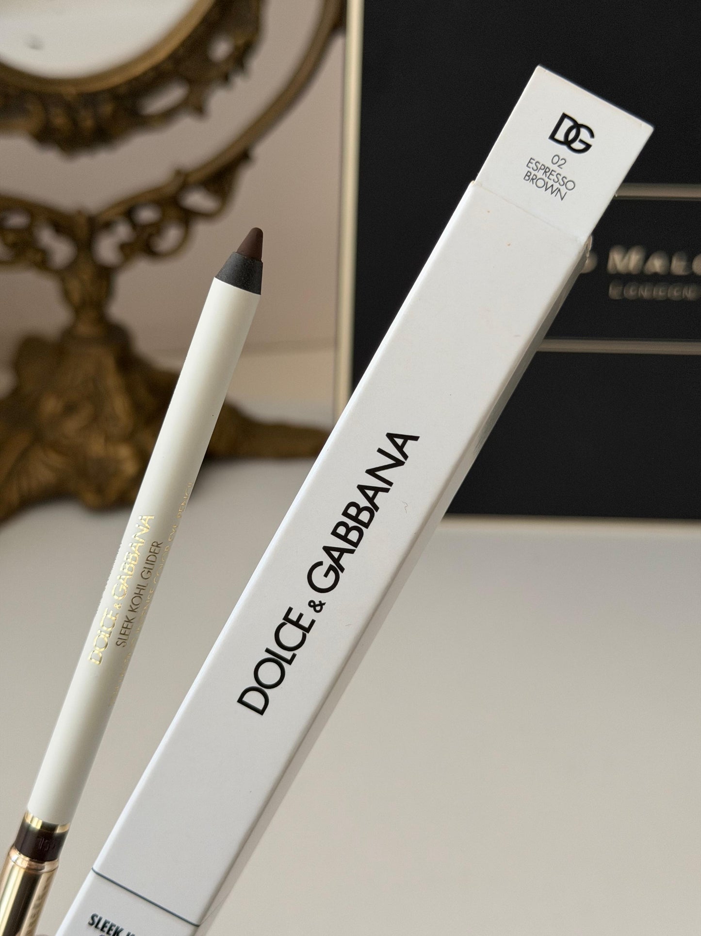 DOLCE&GABBANA Sleek Khol Glider 
10H Lasting Intense Color Eye Pencil (02)