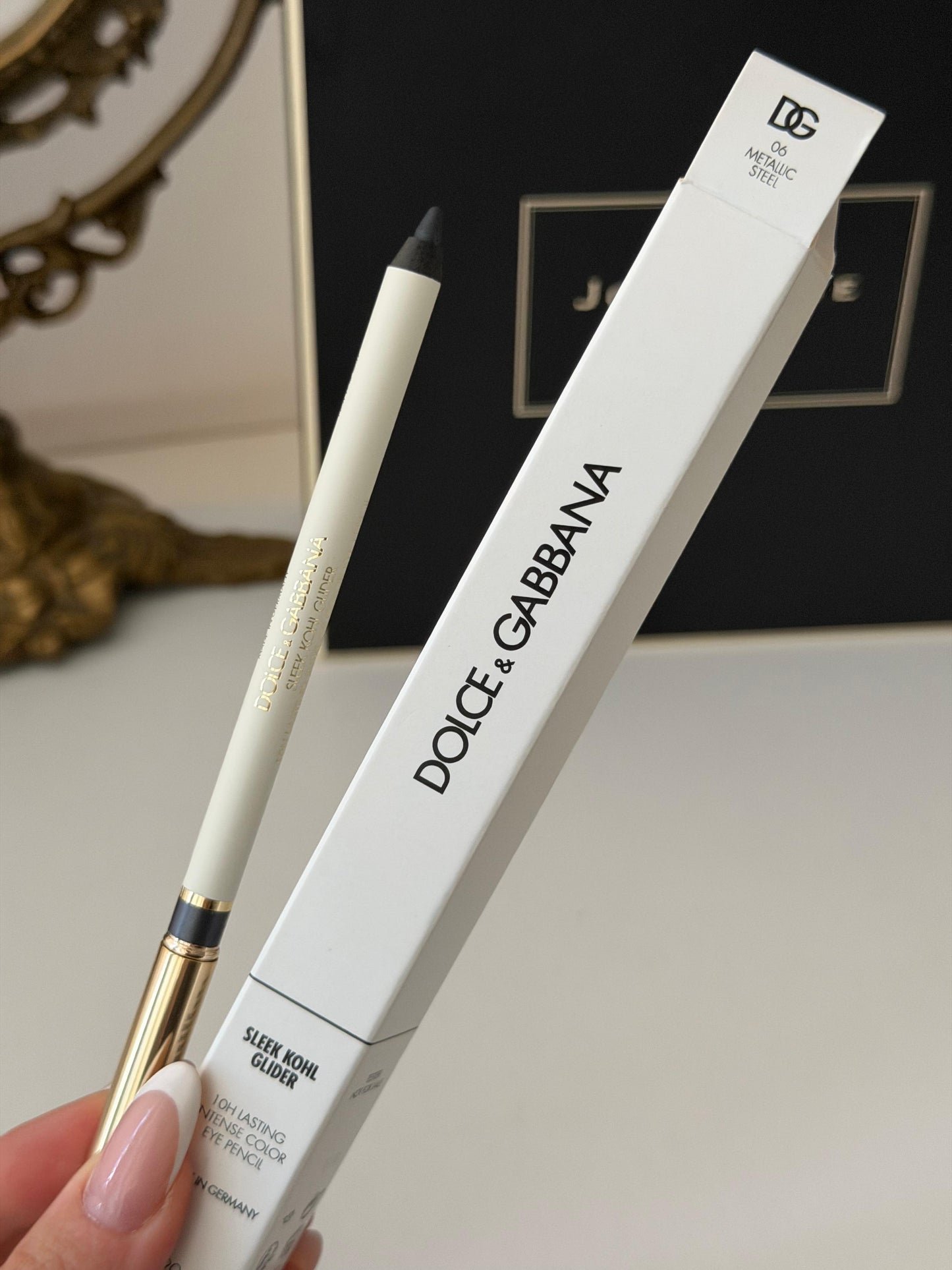 DOLCE&GABBANA Sleek Khol Glider 
10H Lasting Intense Color Eye Pencil (06)