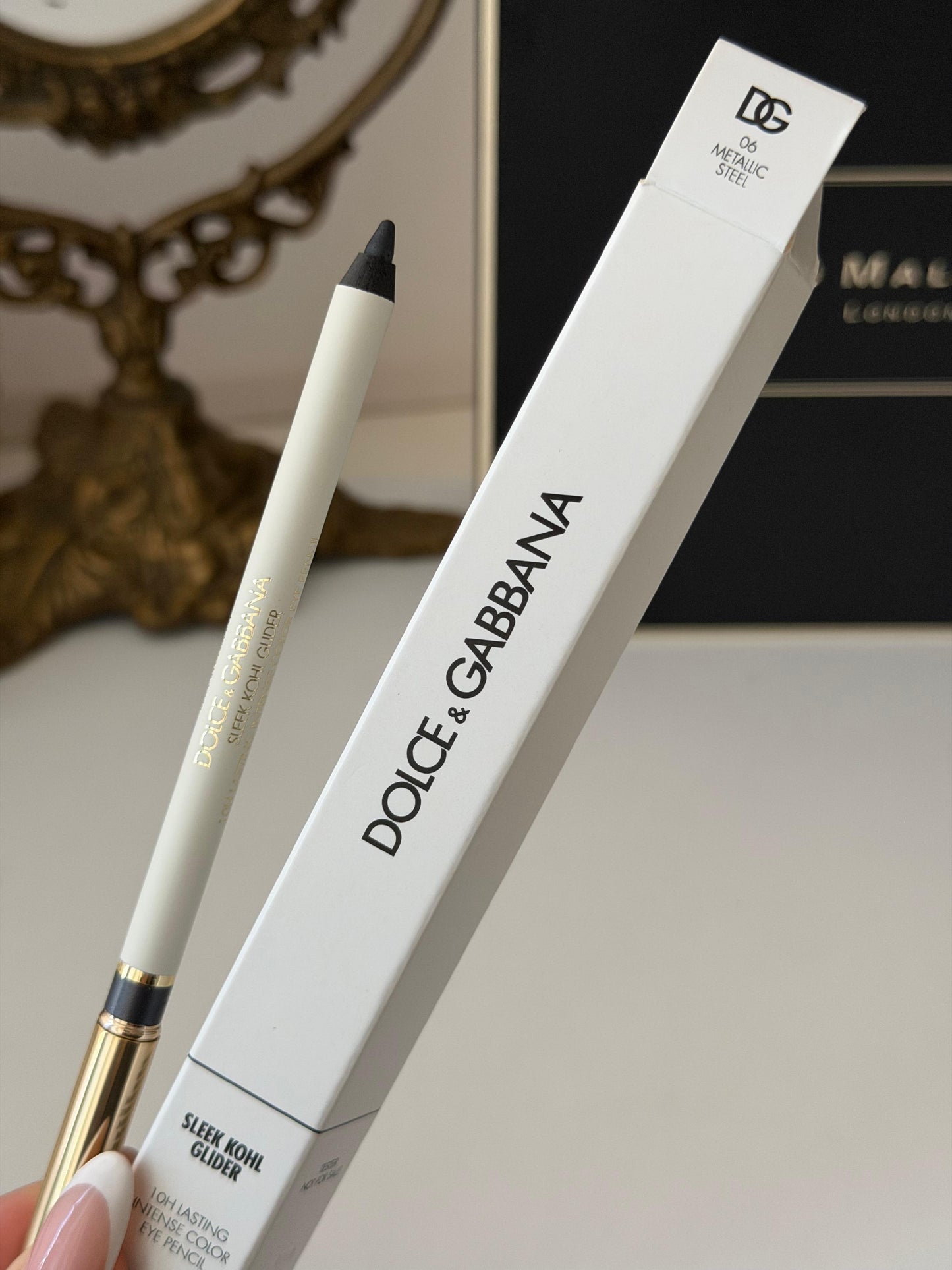 DOLCE&GABBANA Sleek Khol Glider 
10H Lasting Intense Color Eye Pencil (06)