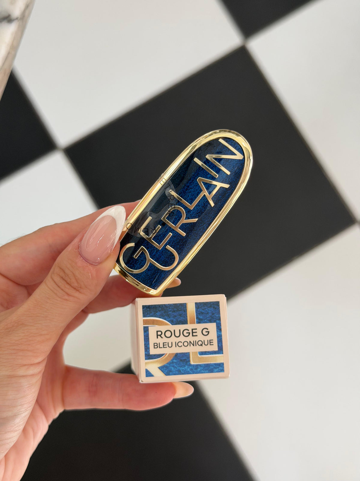 GUERLAIN Rouge G - Bleu Iconique
The Double Mirror Jewel Case