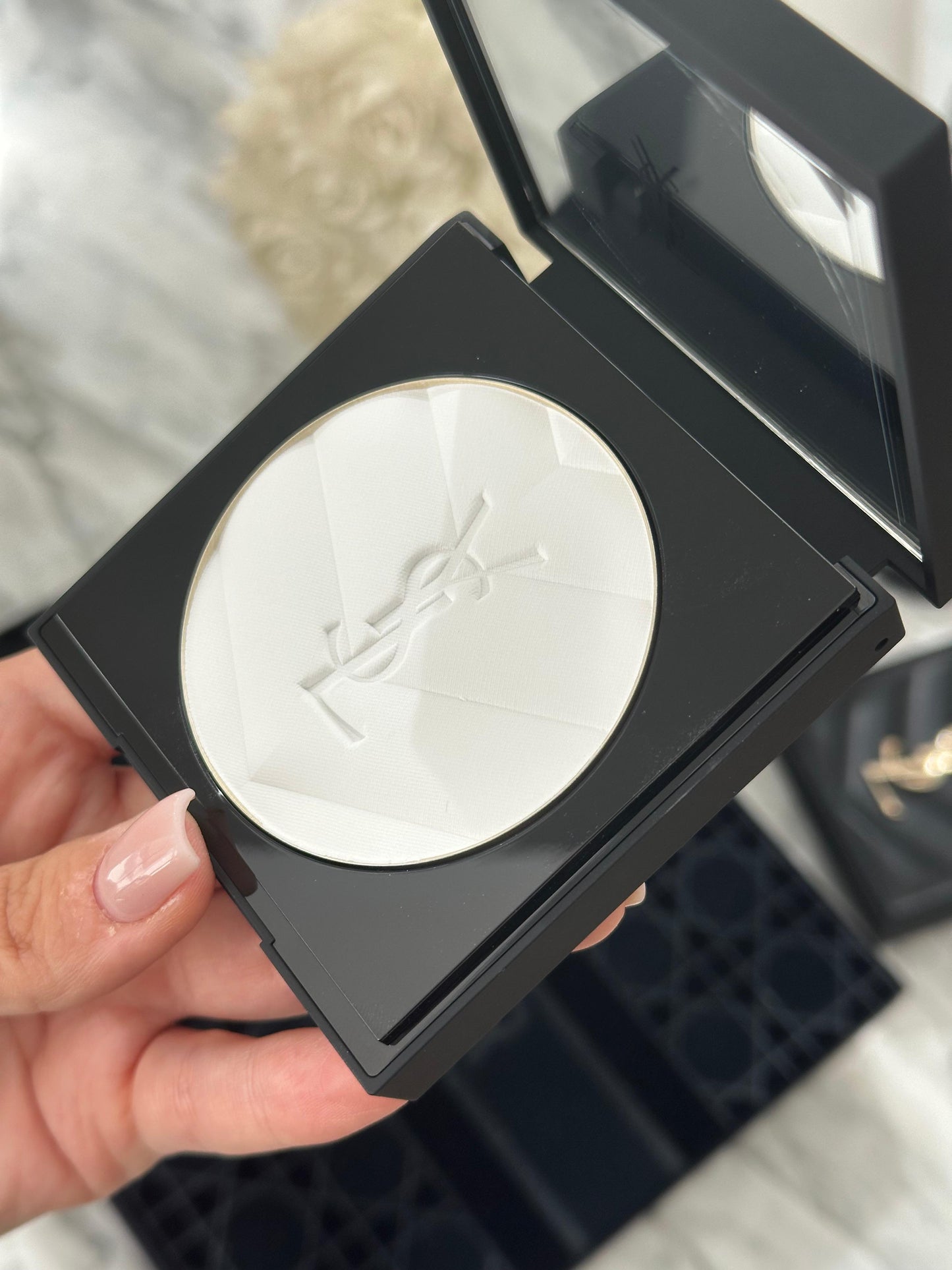 YSL All Hours Hyper Finish - Translucent
Hyaluronic Acid-Infused Multi-Use Matte Powder 24H