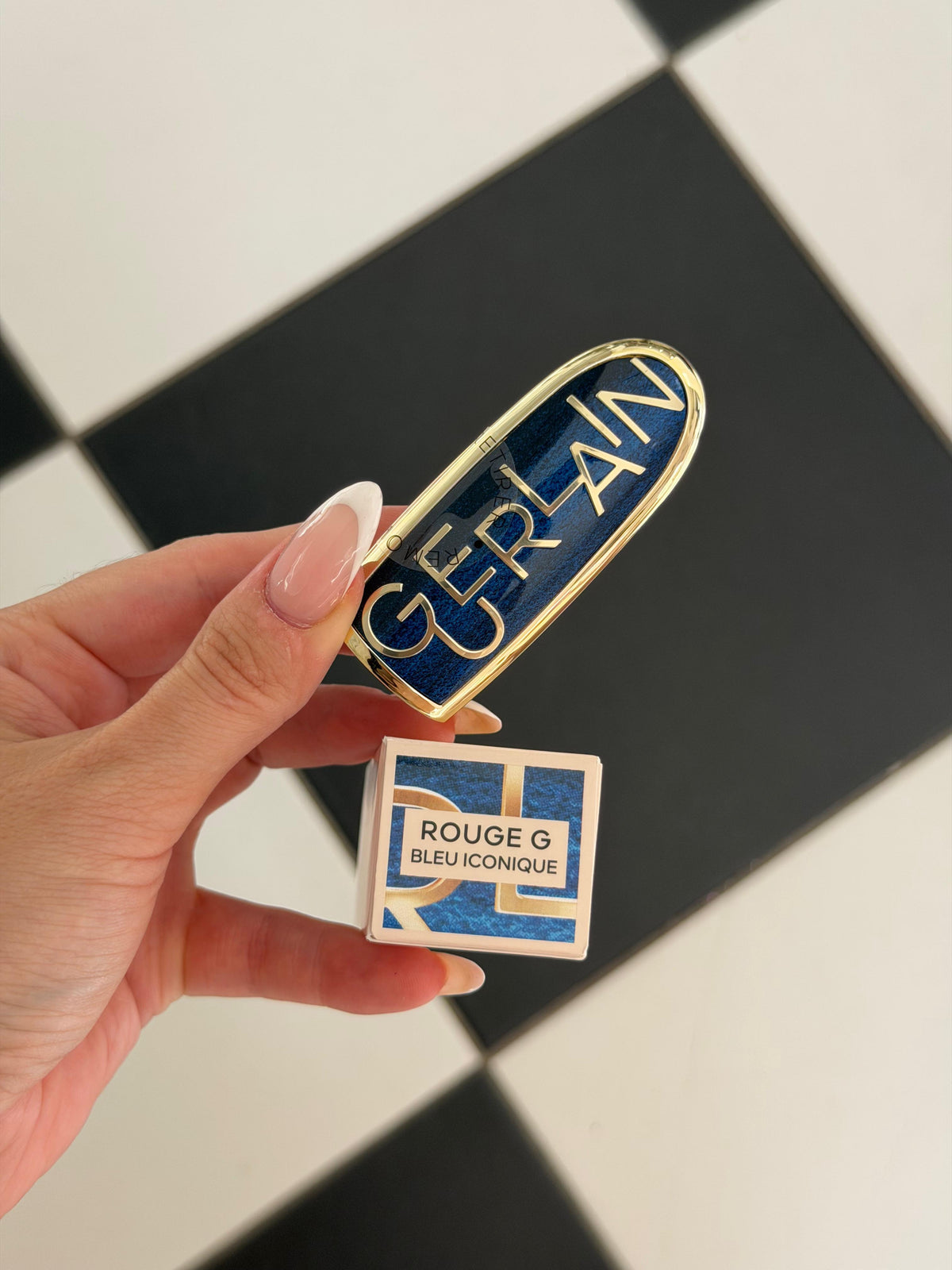 GUERLAIN Rouge G - Bleu Iconique
The Double Mirror Jewel Case
