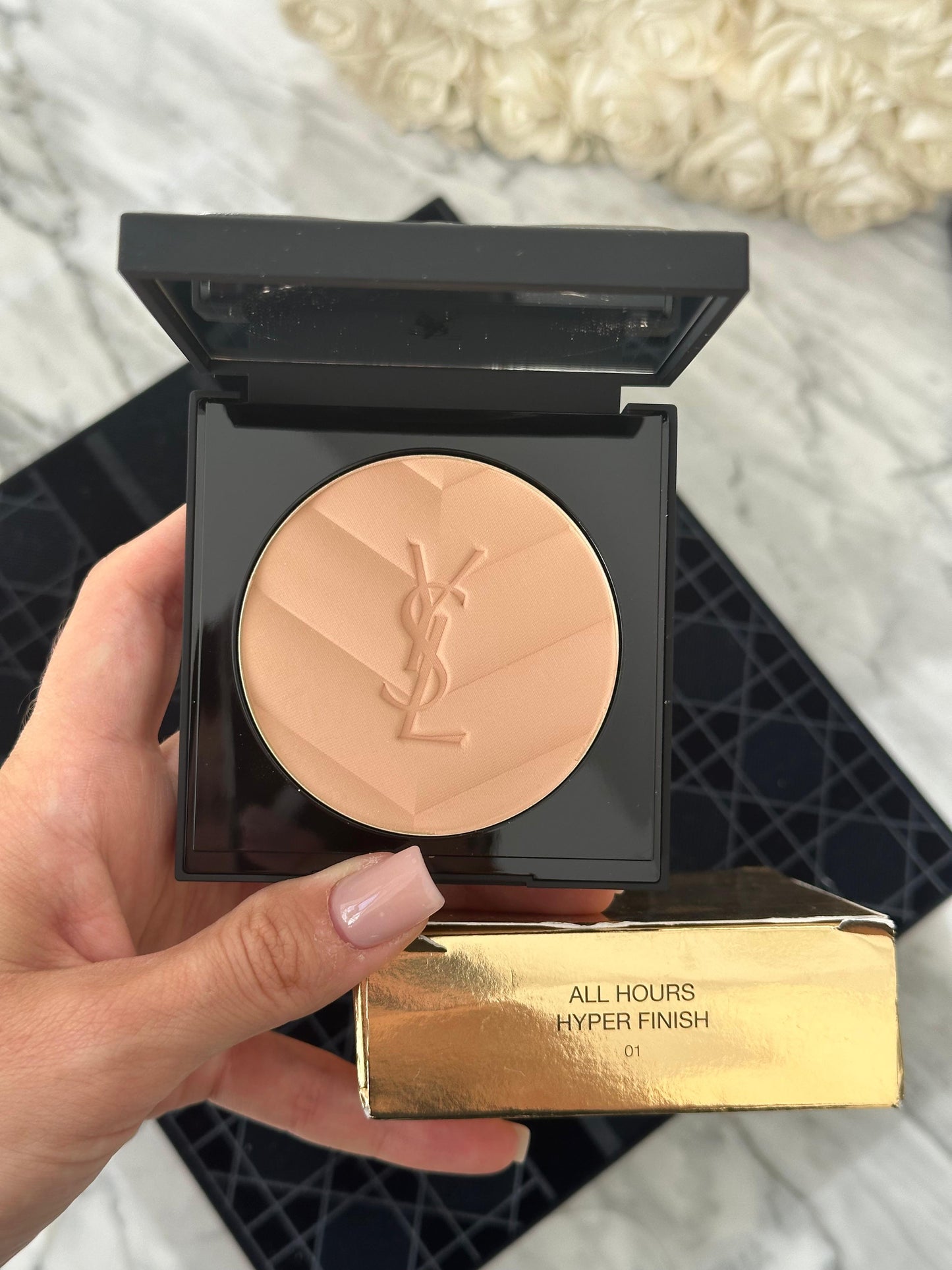 YSL All Hours Hyper Finish (01)
Hyaluronic Acid-Infused Multi-Use Matte Powder 24H