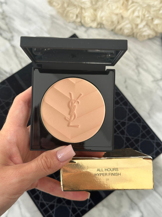 YSL All Hours Hyper Finish (01)
Hyaluronic Acid-Infused Multi-Use Matte Powder 24H