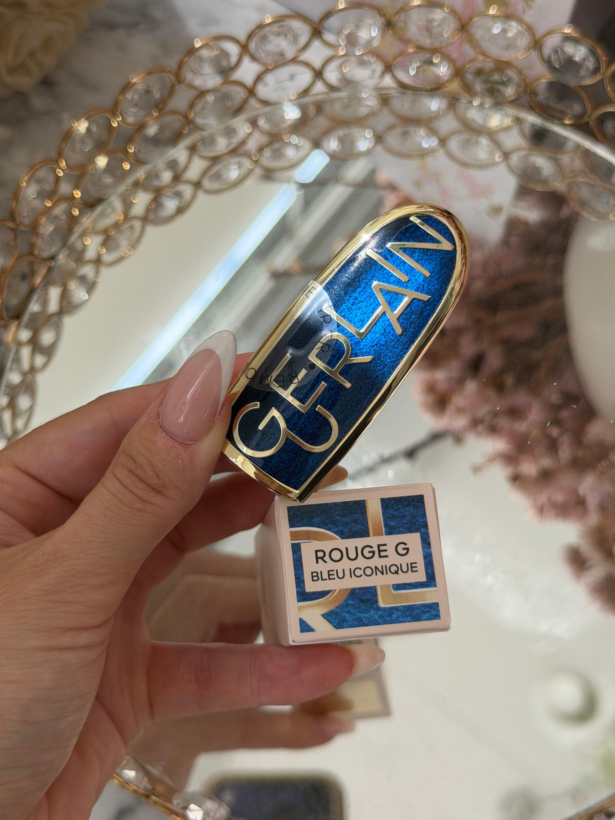 GUERLAIN Rouge G - Bleu Iconique
The Double Mirror Jewel Case