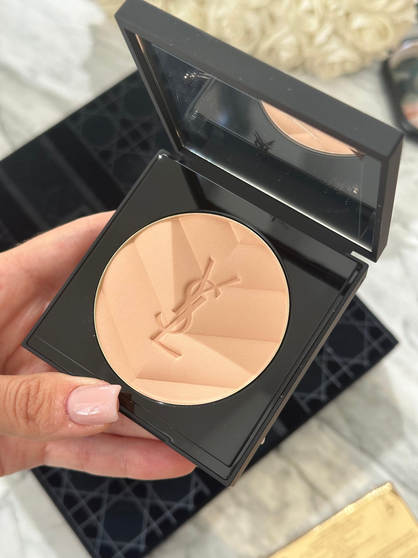 YSL All Hours Hyper Finish (01)
Hyaluronic Acid-Infused Multi-Use Matte Powder 24H