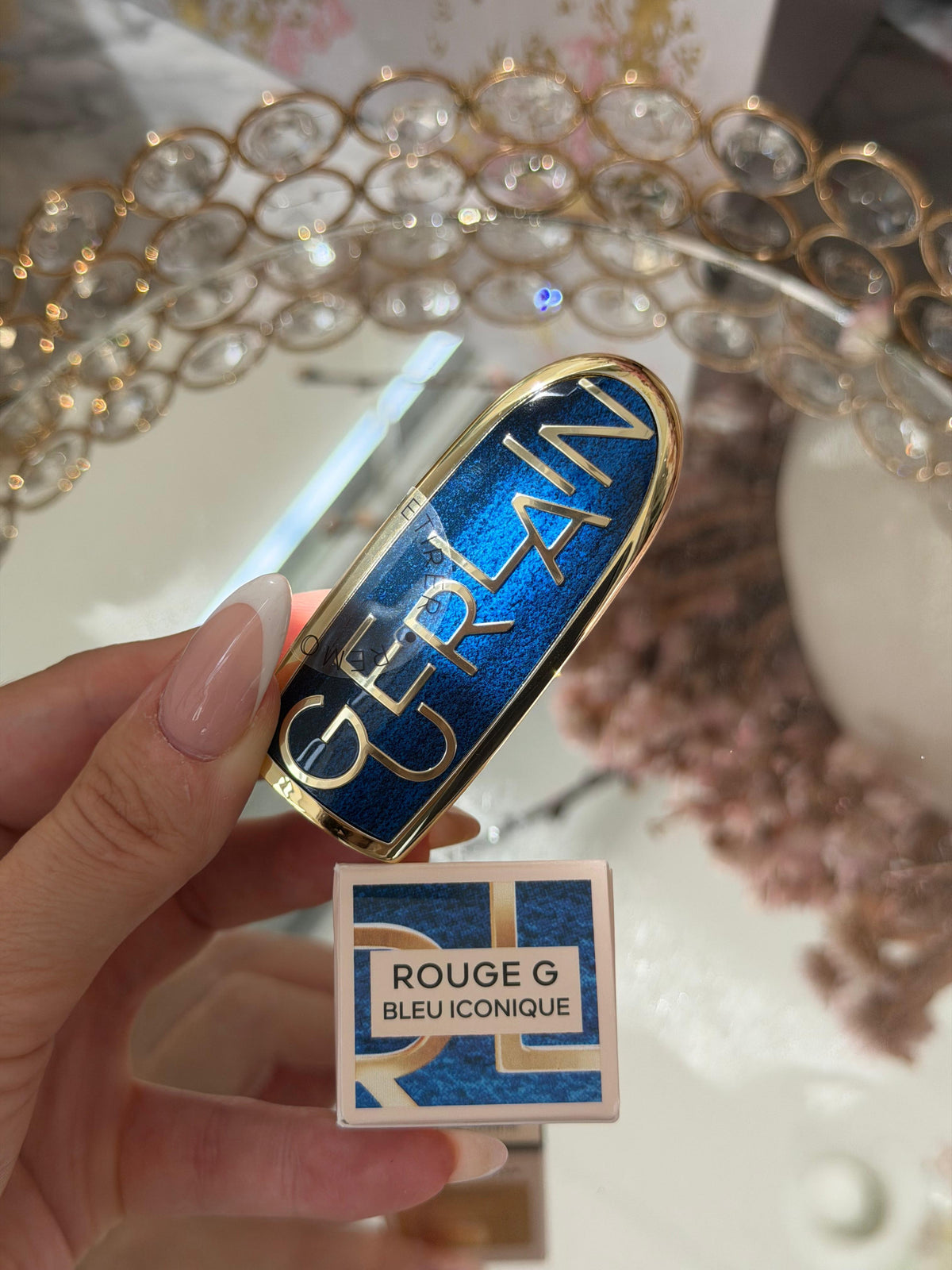 GUERLAIN Rouge G - Bleu Iconique
The Double Mirror Jewel Case