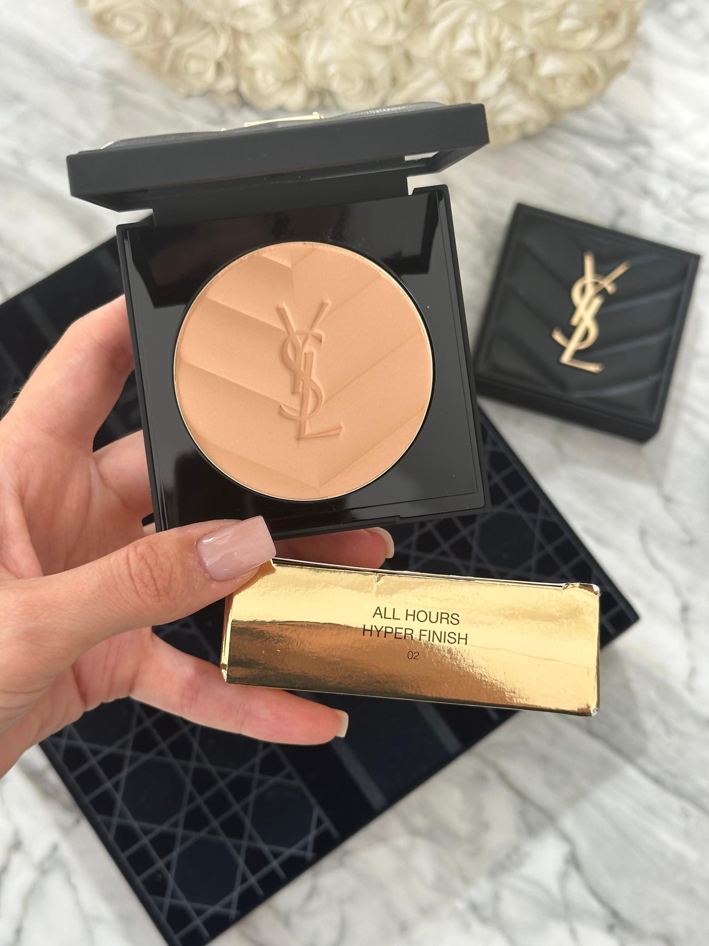 YSL All Hours Hyper Finish (02)
Hyaluronic Acid-Infused Multi-Use Matte Powder 24H