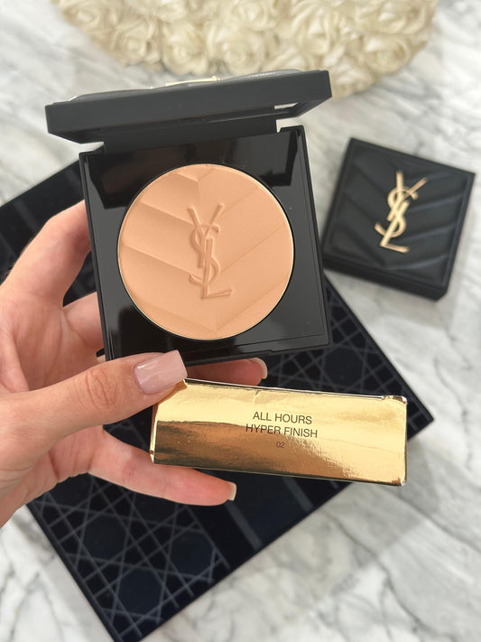 YSL All Hours Hyper Finish (02)
Hyaluronic Acid-Infused Multi-Use Matte Powder 24H