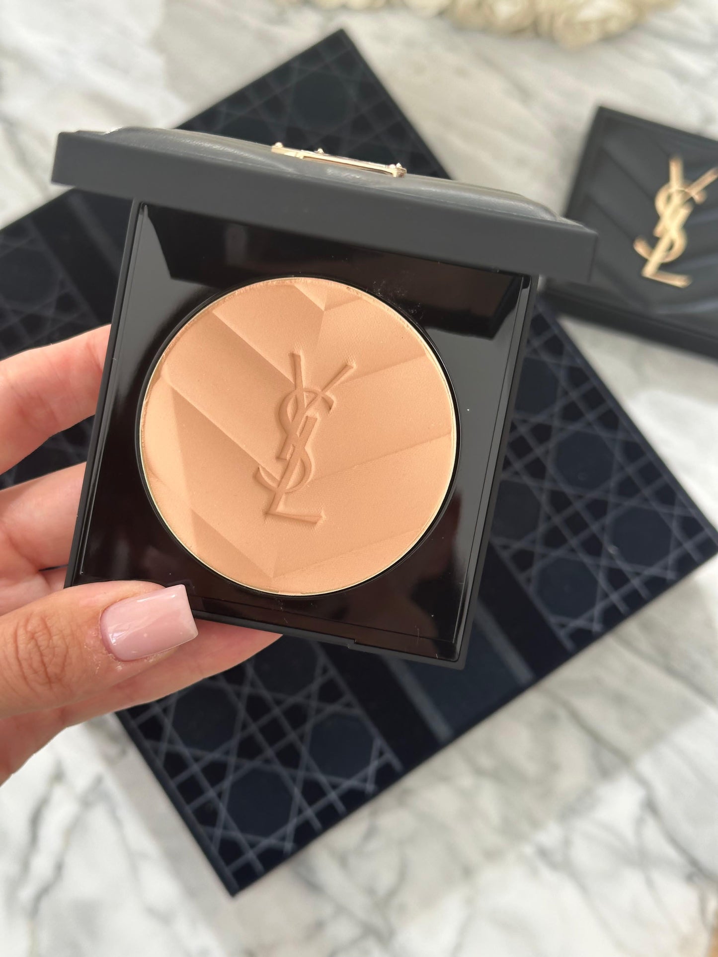 YSL All Hours Hyper Finish (02)
Hyaluronic Acid-Infused Multi-Use Matte Powder 24H