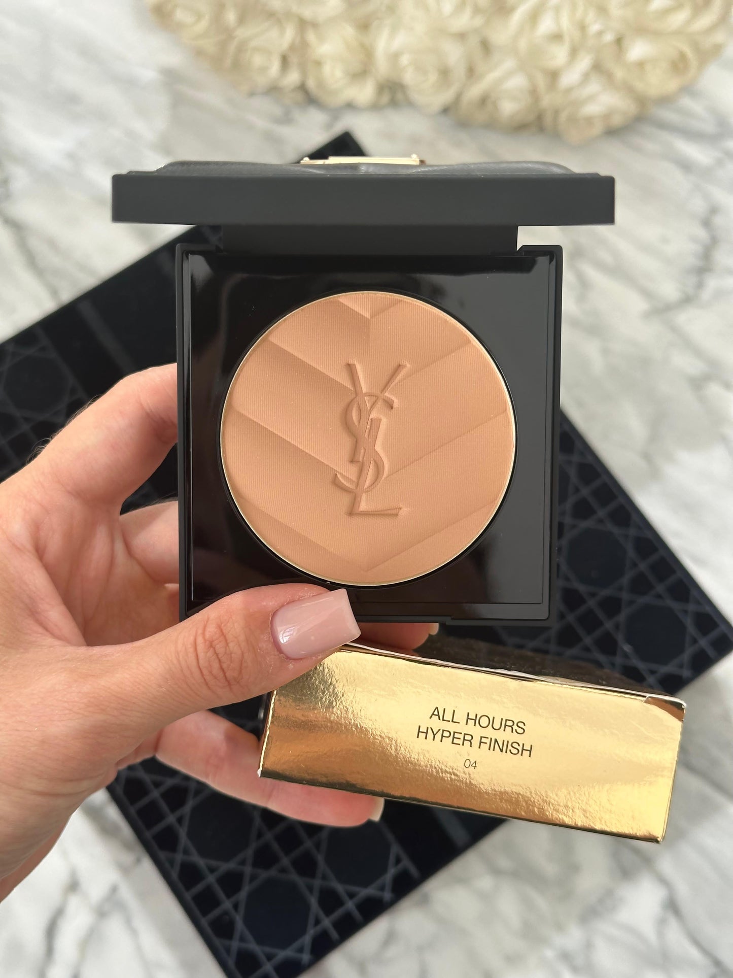 YSL All Hours Hyper Finish (04)
Hyaluronic Acid-Infused Multi-Use Matte Powder 24H