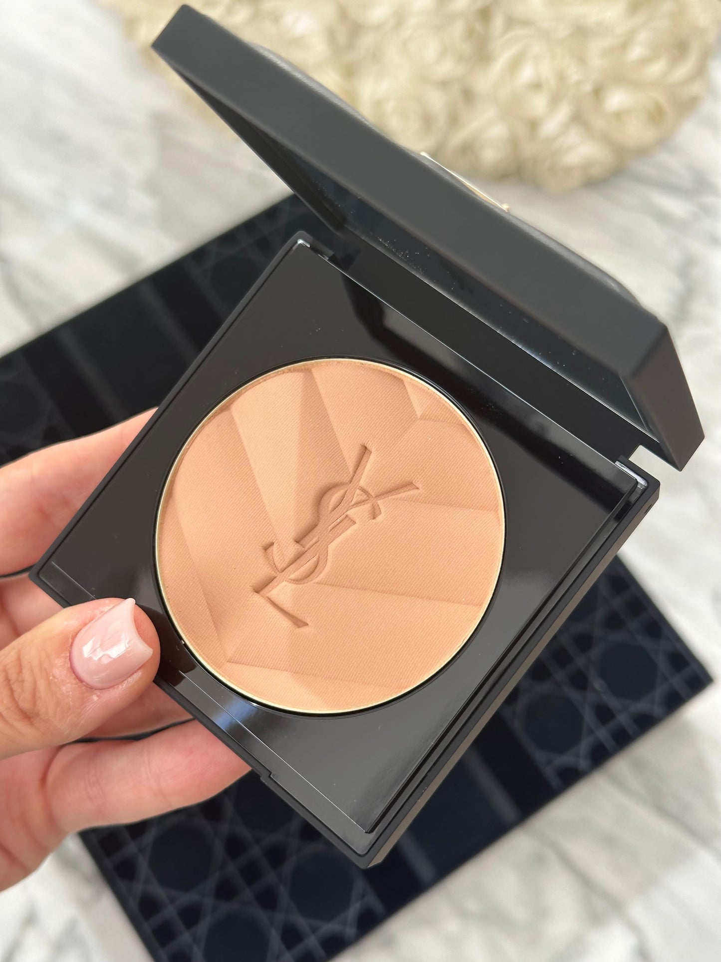 YSL All Hours Hyper Finish (04)
Hyaluronic Acid-Infused Multi-Use Matte Powder 24H