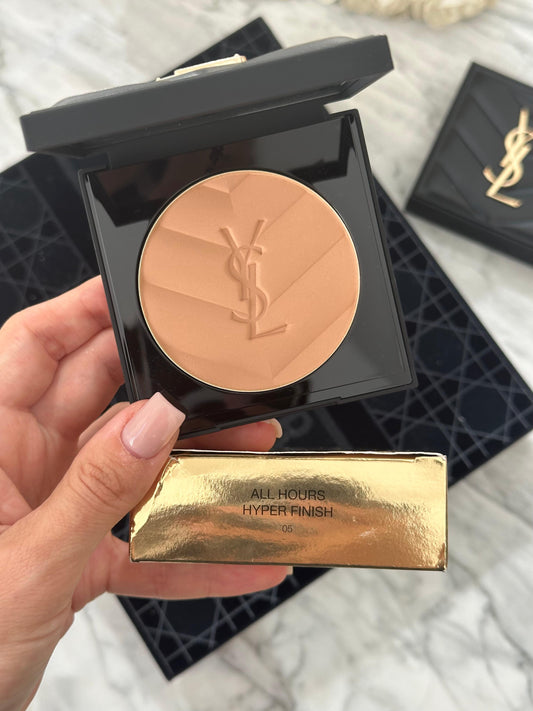 YSL All Hours Hyper Finish (05)
Hyaluronic Acid-Infused Multi-Use Matte Powder 24H