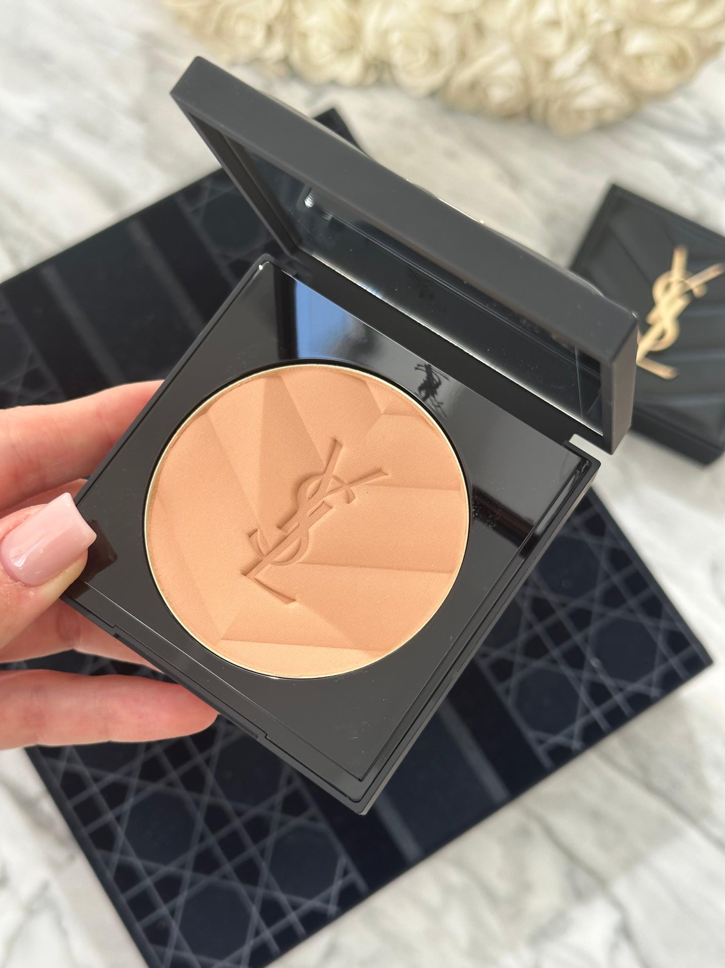 YSL All Hours Hyper Finish (05)
Hyaluronic Acid-Infused Multi-Use Matte Powder 24H