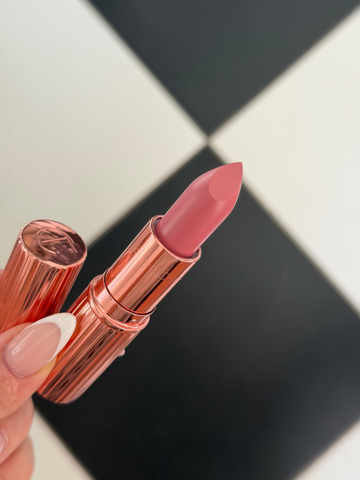 CHARLOTTE TILBURY Pillow Talk
Matte Revolution Long-Lasting Lipstick - Pillow Talk (1)