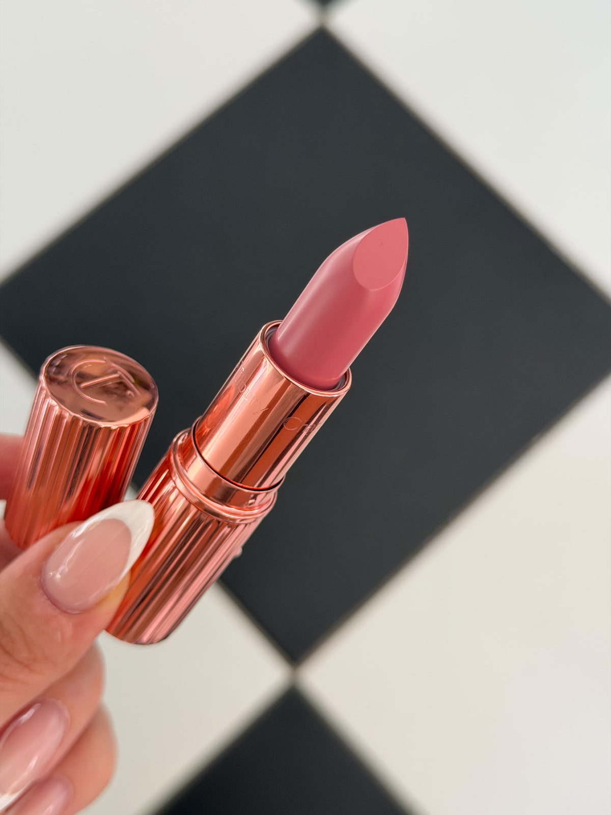 CHARLOTTE TILBURY Pillow Talk
Matte Revolution Long-Lasting Lipstick - Pillow Talk (1)