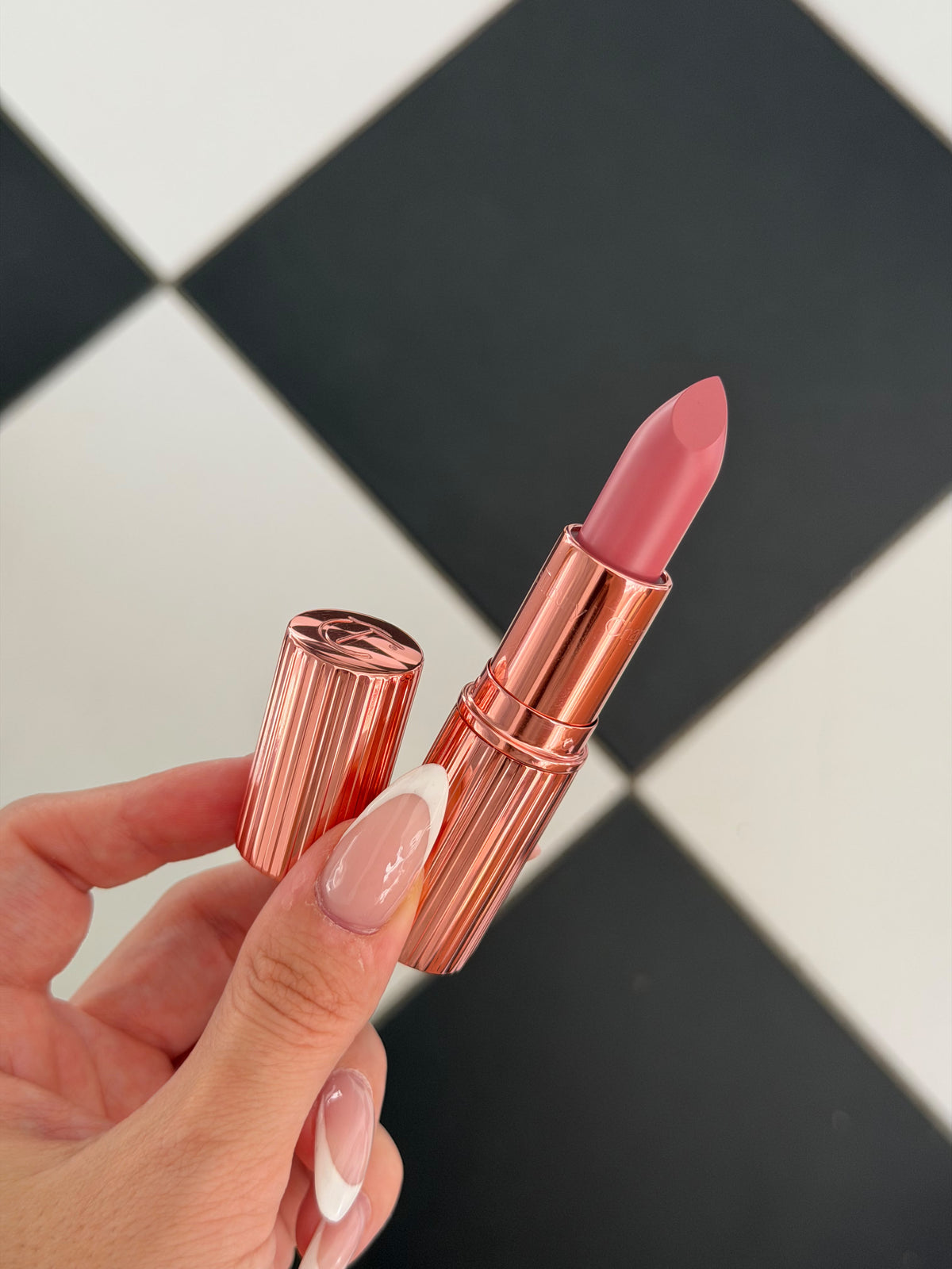 CHARLOTTE TILBURY Pillow Talk
Matte Revolution Long-Lasting Lipstick - Pillow Talk (1)
