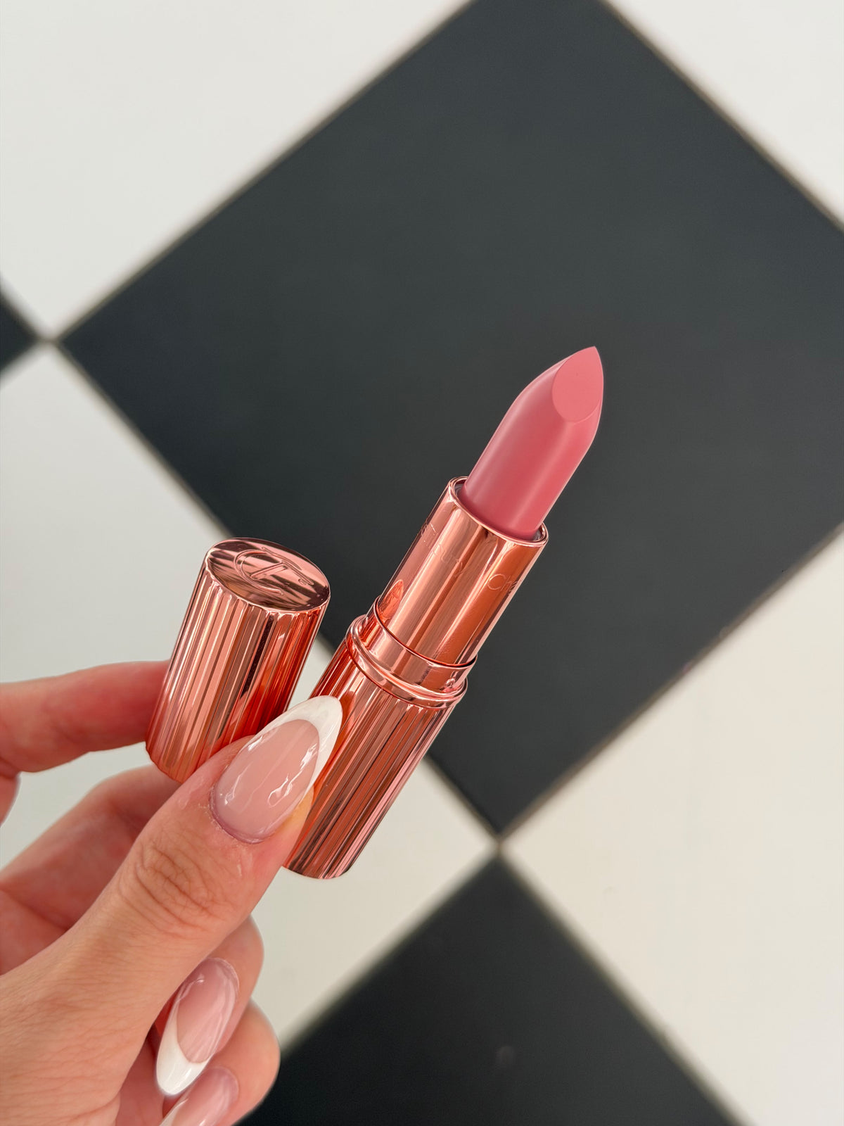 CHARLOTTE TILBURY Pillow Talk
Matte Revolution Long-Lasting Lipstick - Pillow Talk (1)