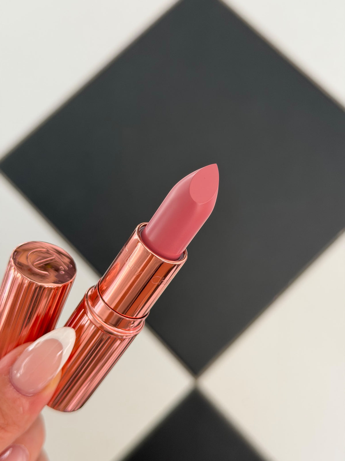 CHARLOTTE TILBURY Pillow Talk
Matte Revolution Long-Lasting Lipstick - Pillow Talk (1)