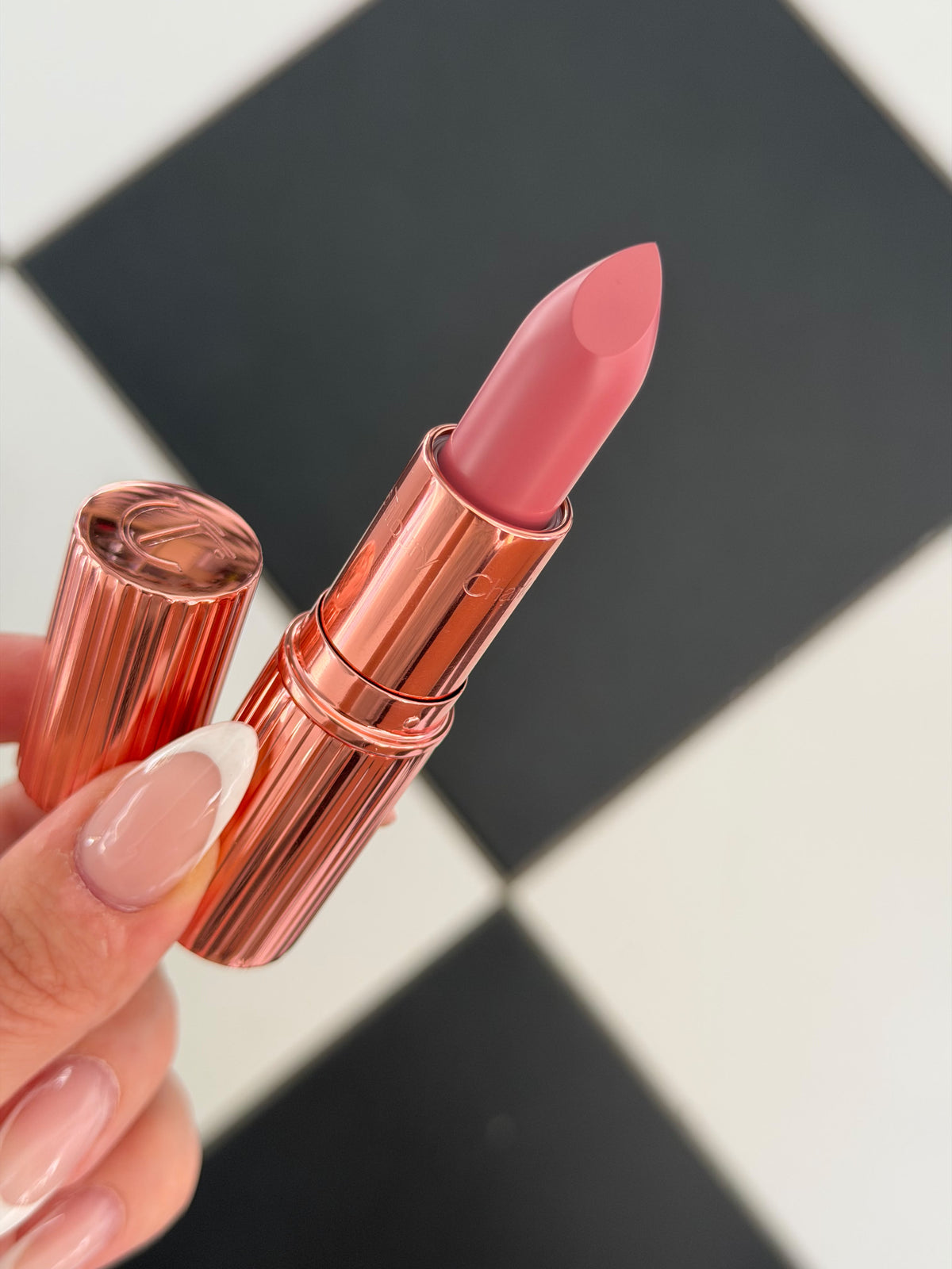 CHARLOTTE TILBURY Pillow Talk
Matte Revolution Long-Lasting Lipstick - Pillow Talk (1)