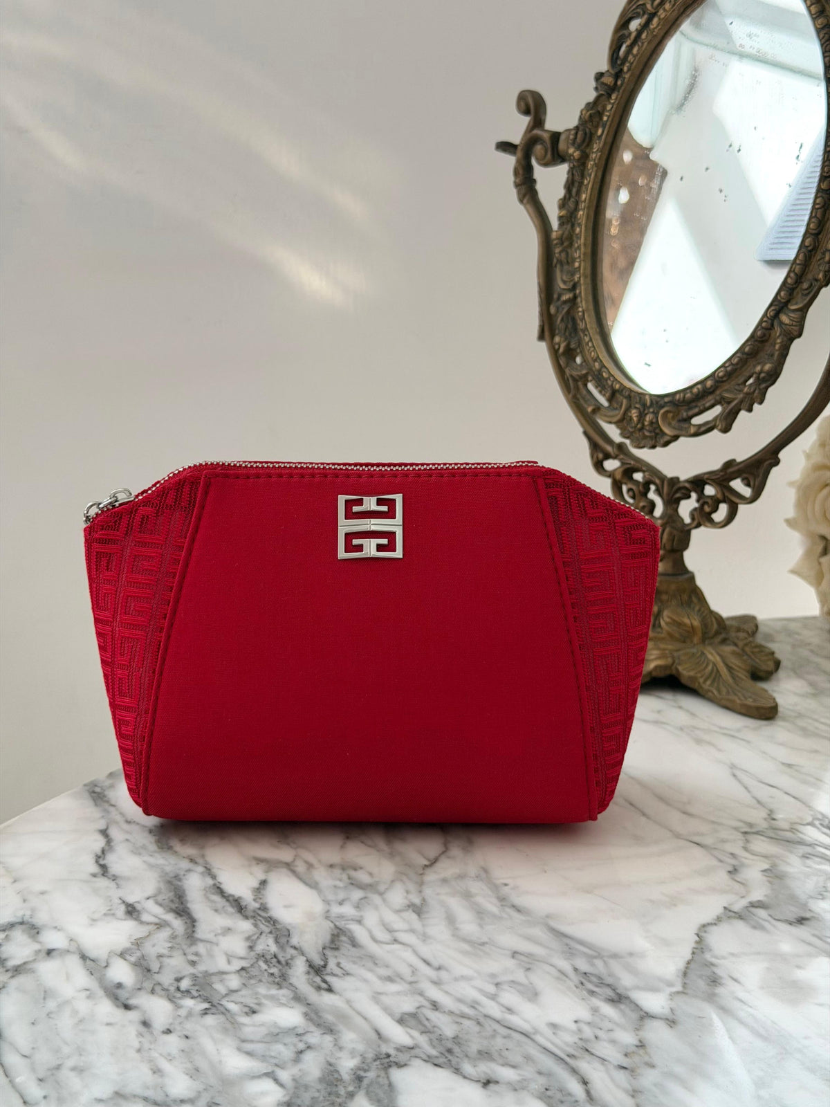 GIVENCHY
Red Beauty Pouch Gift