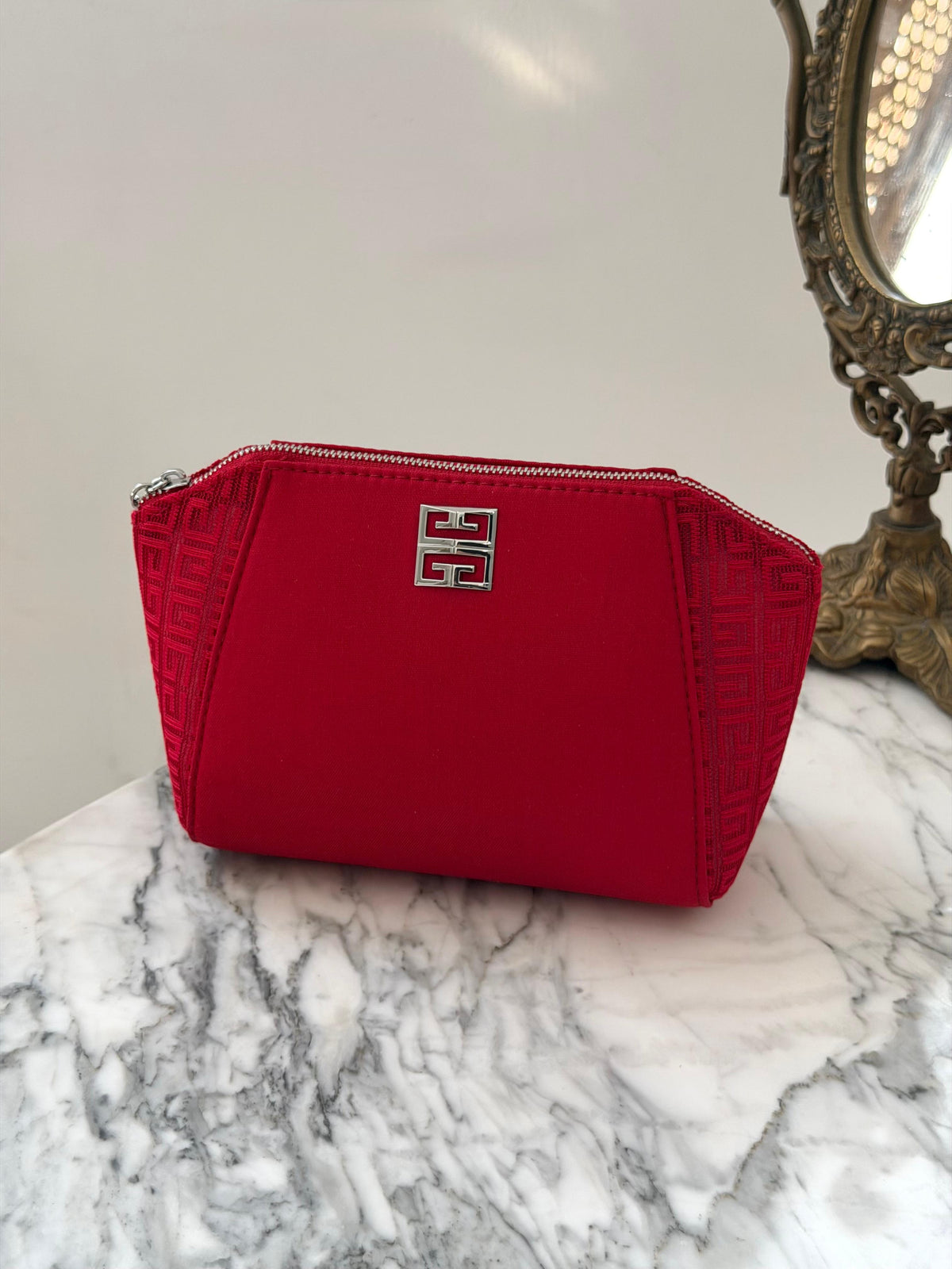 GIVENCHY
Red Beauty Pouch Gift