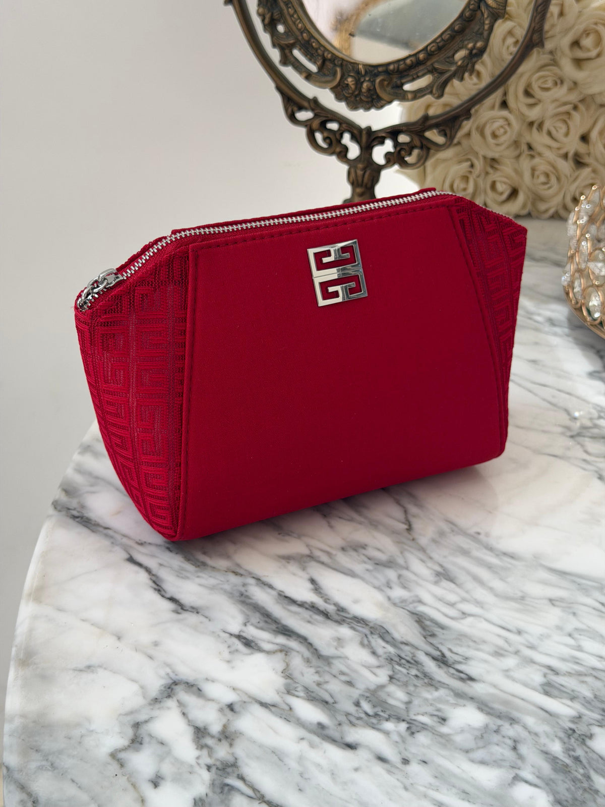 GIVENCHY
Red Beauty Pouch Gift