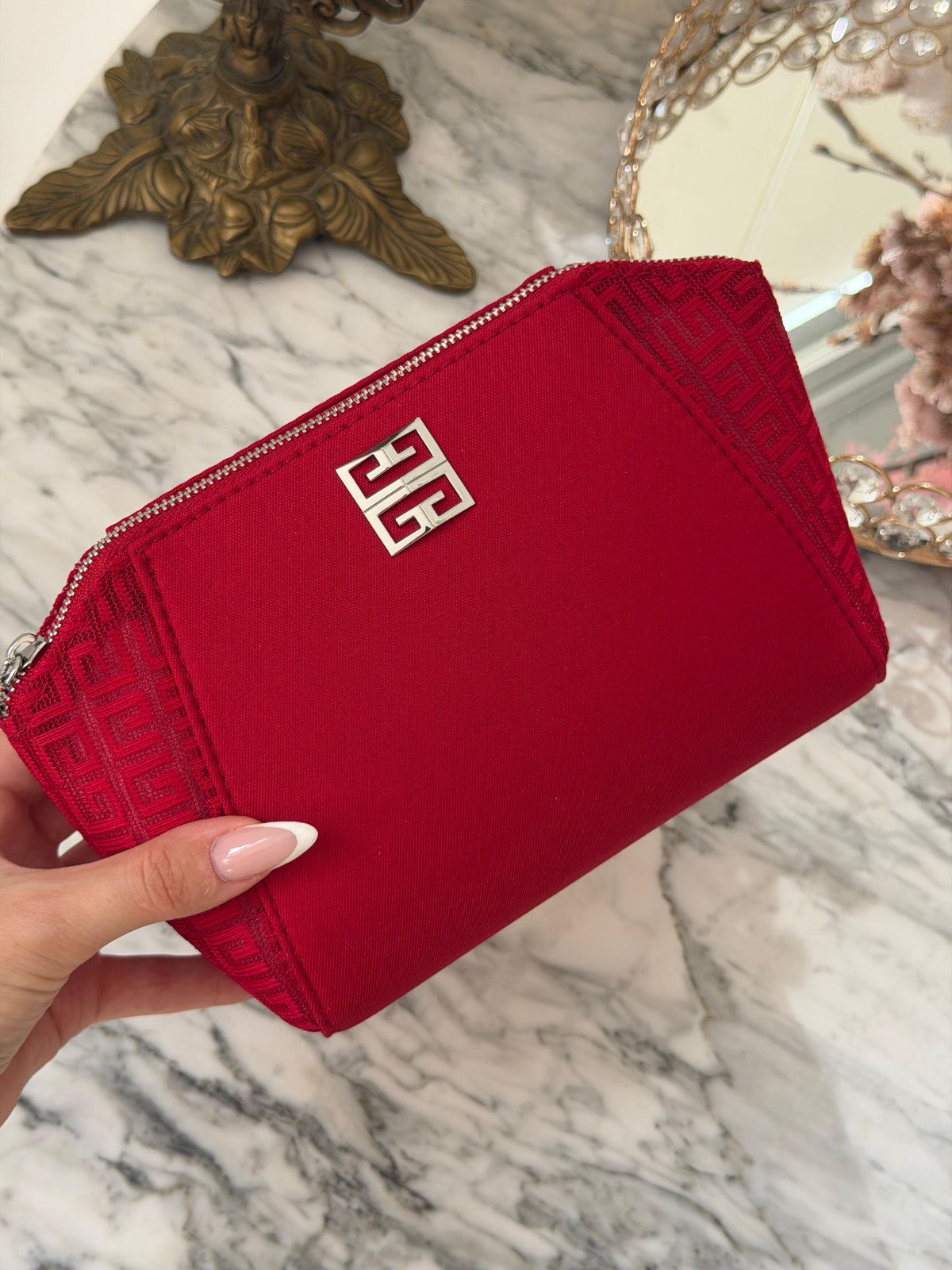GIVENCHY
Red Beauty Pouch Gift