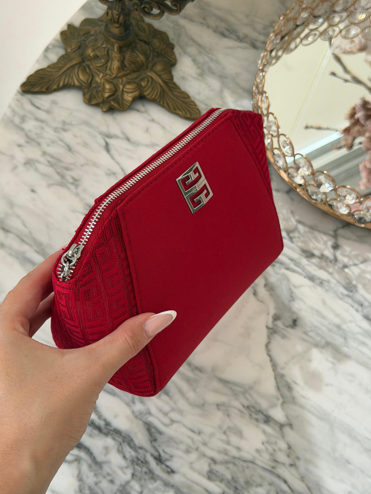 GIVENCHY
Red Beauty Pouch Gift