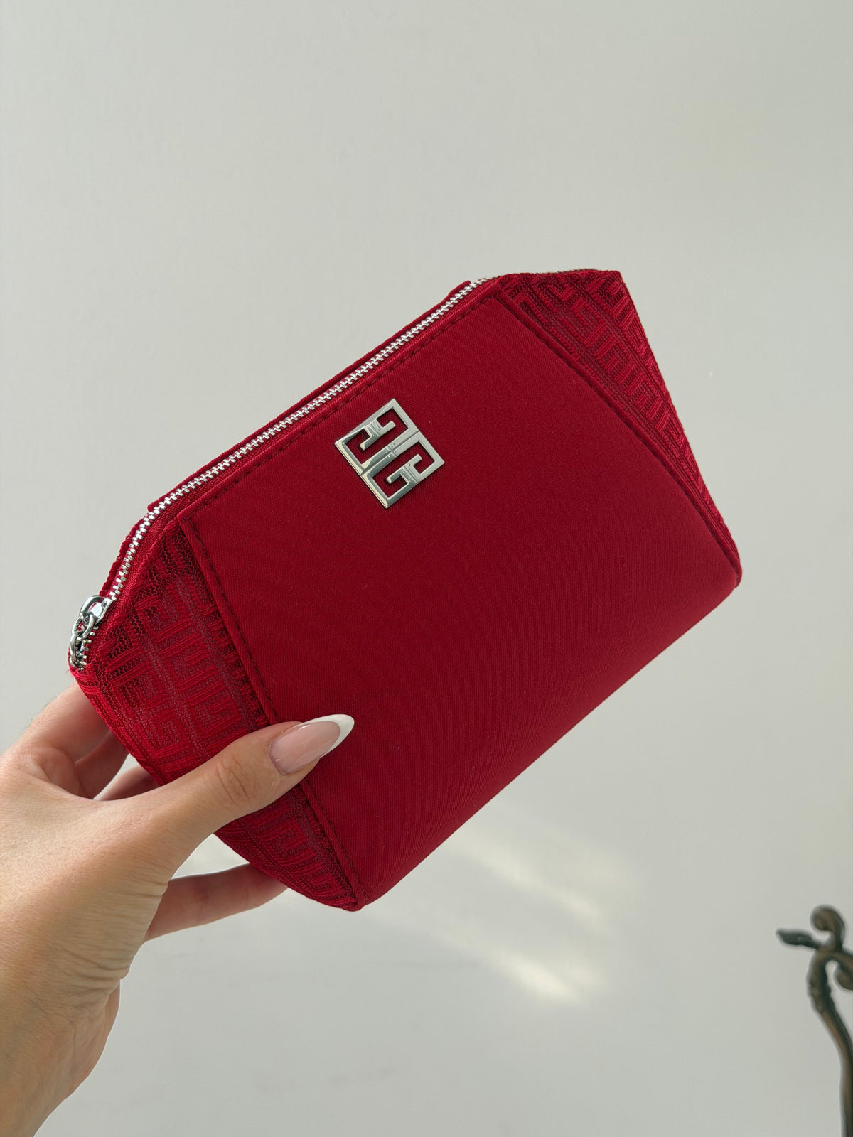 GIVENCHY
Red Beauty Pouch Gift