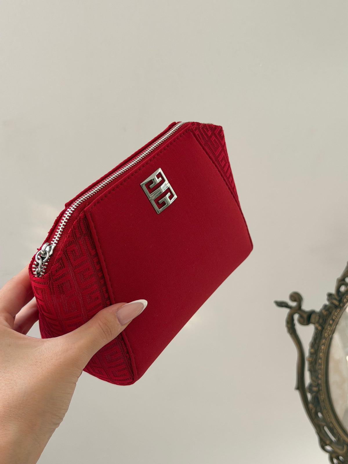 GIVENCHY
Red Beauty Pouch Gift