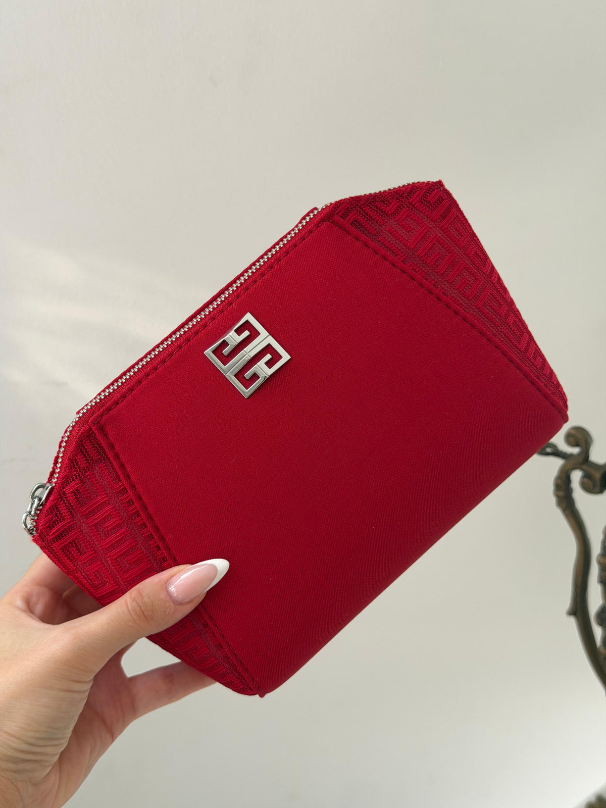 GIVENCHY
Red Beauty Pouch Gift