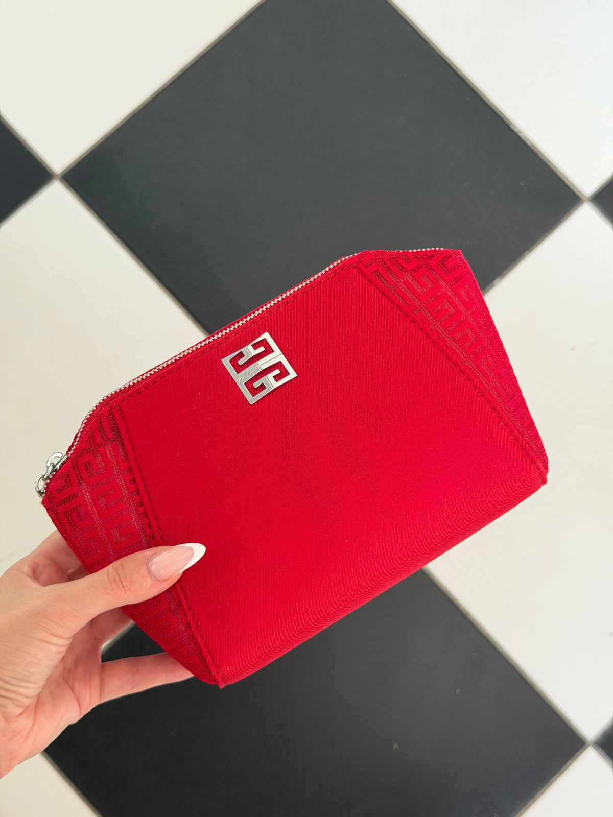 GIVENCHY
Red Beauty Pouch Gift